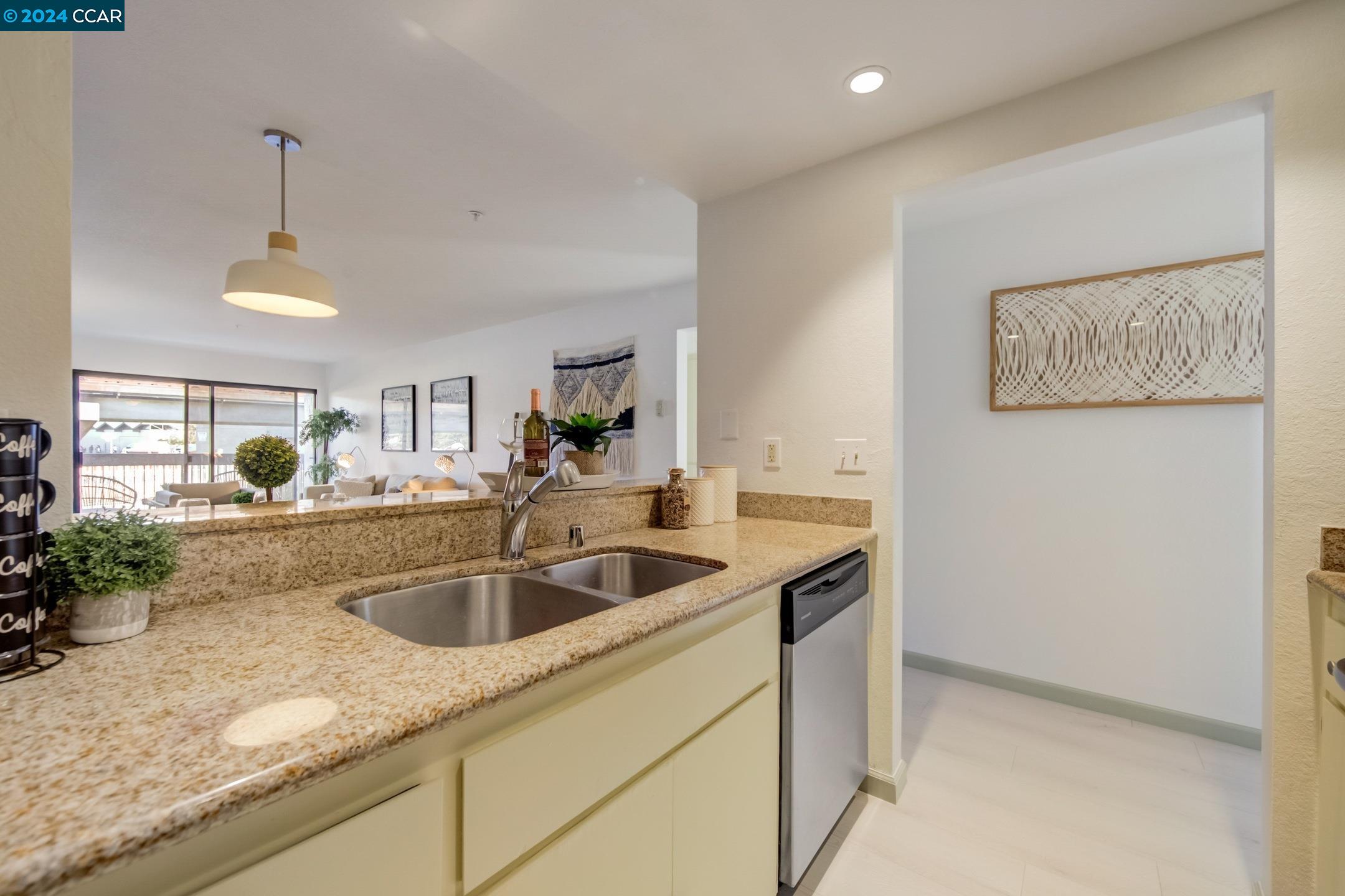 Detail Gallery Image 8 of 21 For 417 Evelyn Ave #206,  Albany,  CA 94706 - 2 Beds | 2 Baths