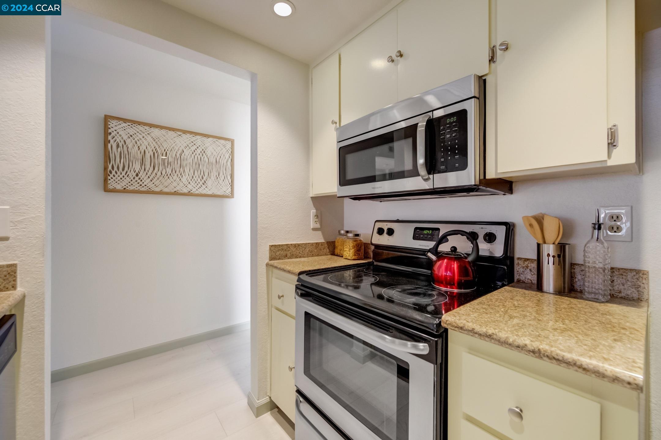 Detail Gallery Image 9 of 21 For 417 Evelyn Ave #206,  Albany,  CA 94706 - 2 Beds | 2 Baths