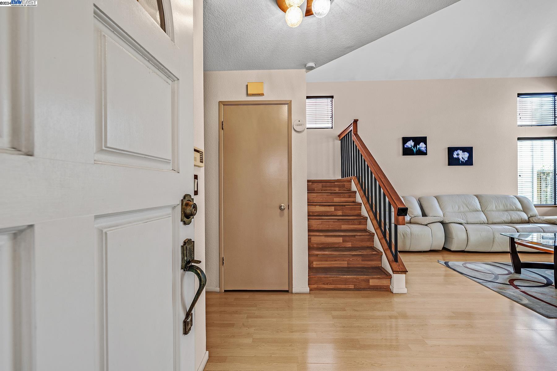 Detail Gallery Image 7 of 45 For 35 Leonard Ct, Alameda,  CA 94502 - 2 Beds | 2/1 Baths