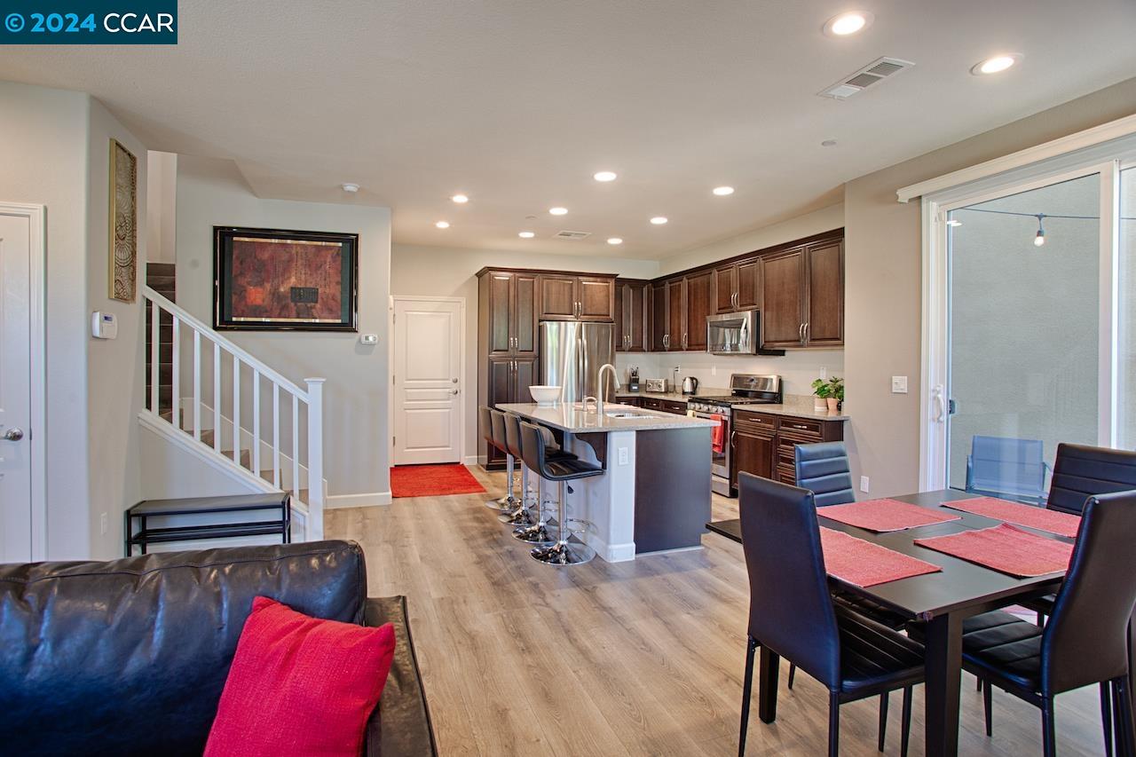 Detail Gallery Image 6 of 41 For 336 Northpark Ct, Martinez,  CA 94553 - 3 Beds | 2/1 Baths