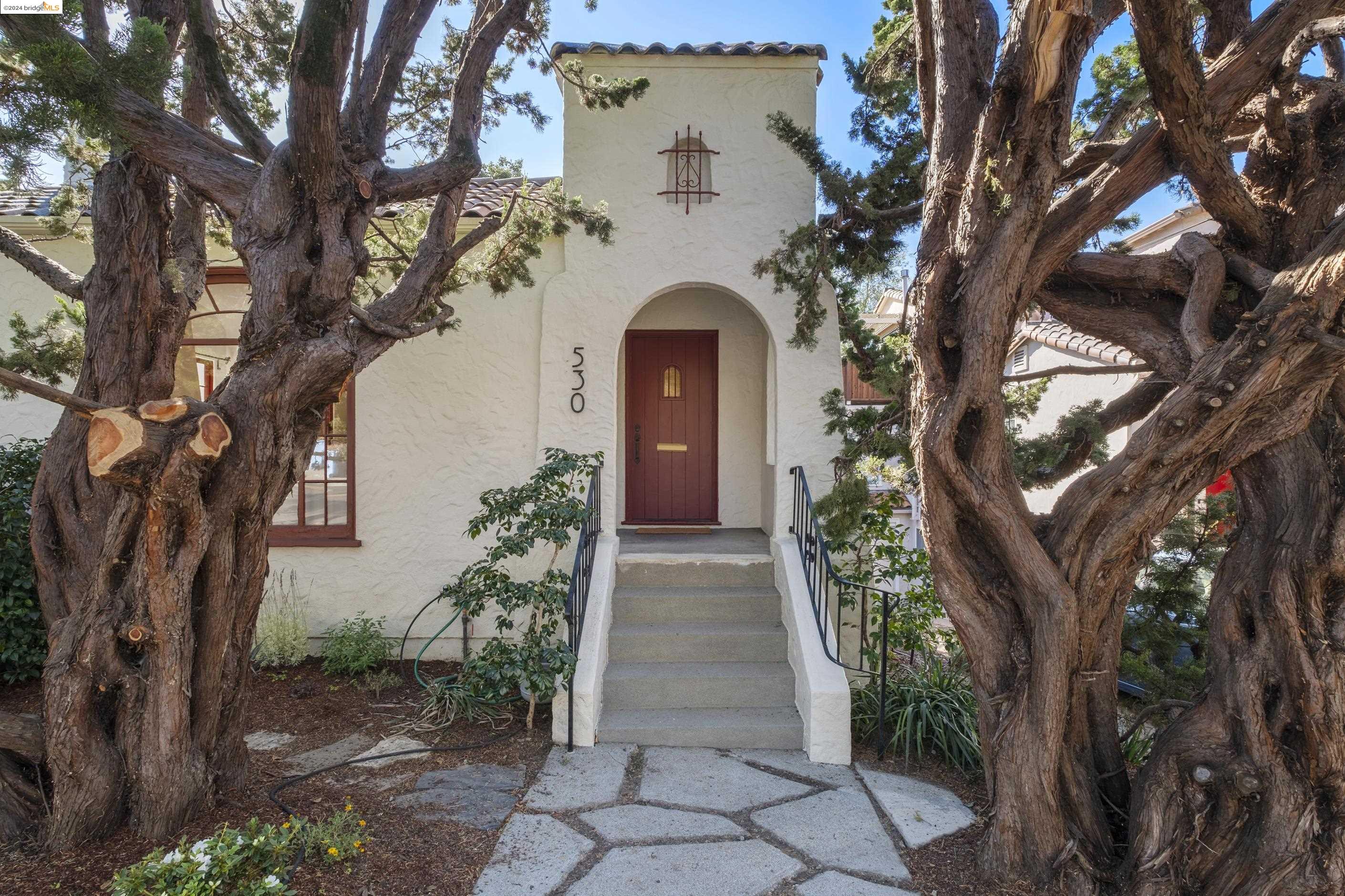 Detail Gallery Image 1 of 1 For 530 Colusa Ave, Berkeley,  CA 94707 - 3 Beds | 1 Baths