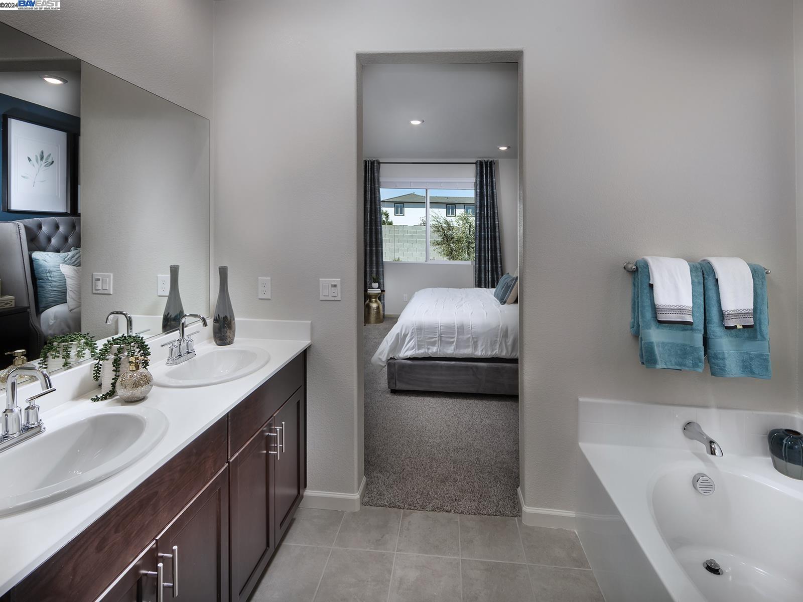 Detail Gallery Image 11 of 14 For 1732 Yukon Territory Ave, Manteca,  CA 95337 - 4 Beds | 2 Baths