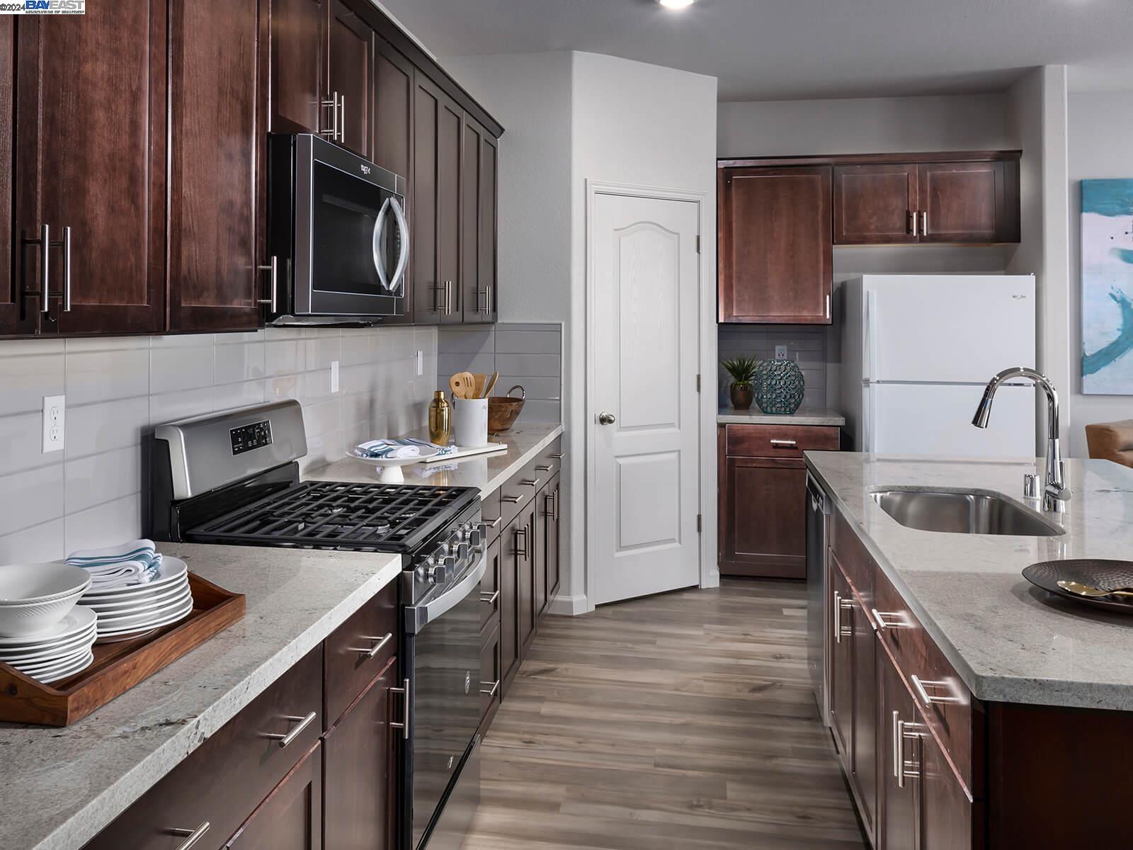 Detail Gallery Image 8 of 14 For 1732 Yukon Territory Ave, Manteca,  CA 95337 - 4 Beds | 2 Baths