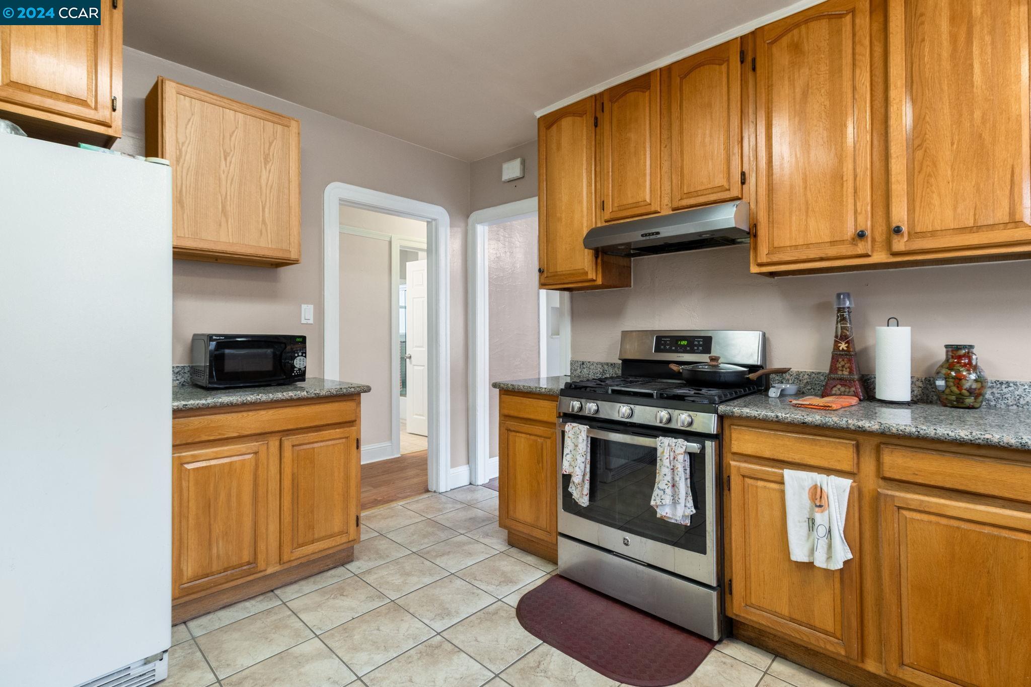 Detail Gallery Image 12 of 45 For 2343 Esmond Dr., Richmond,  CA 94804-1307 - 2 Beds | 2 Baths