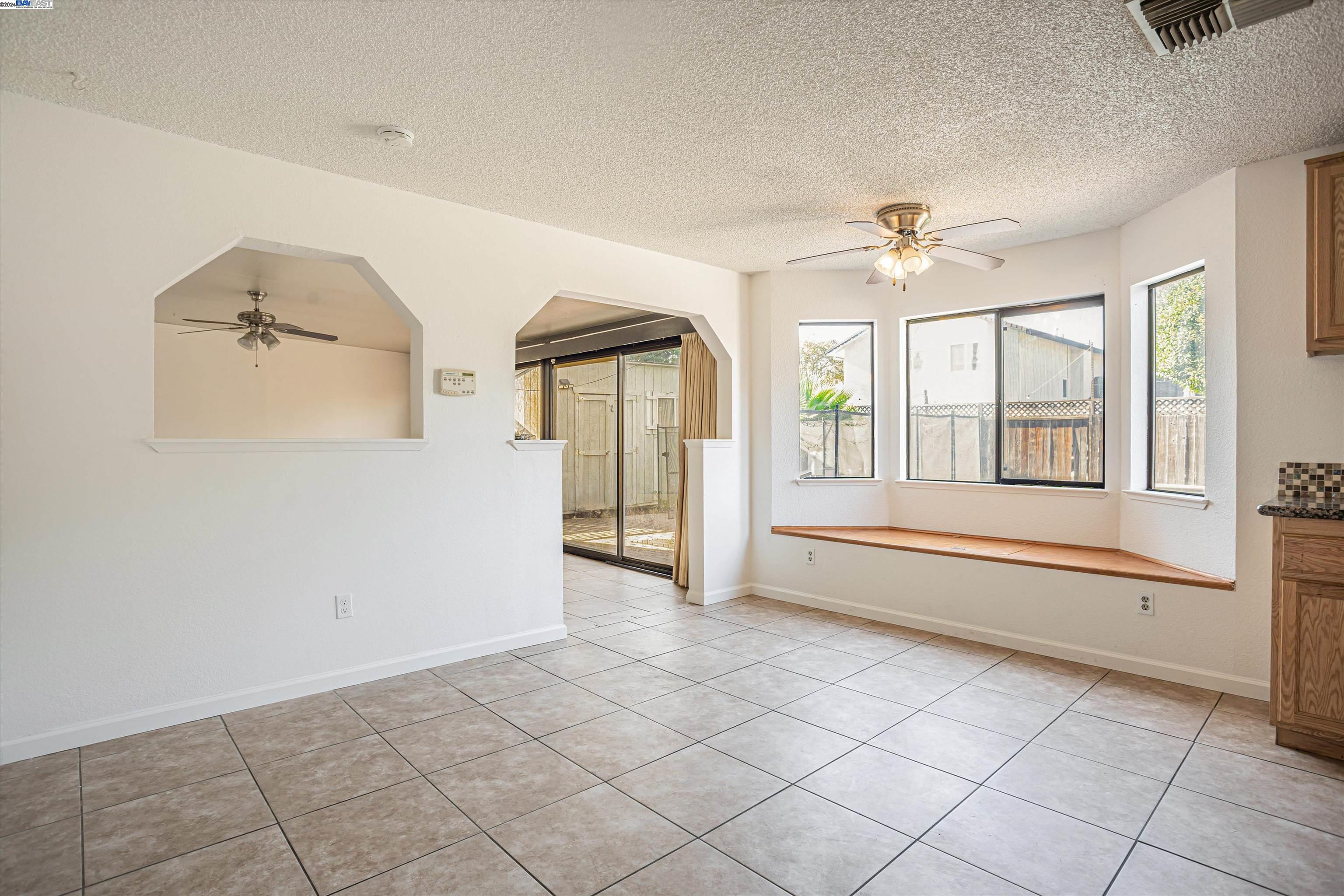 Detail Gallery Image 14 of 38 For 2248 Atrisco Cir, Sacramento,  CA 95833 - 4 Beds | 2/1 Baths