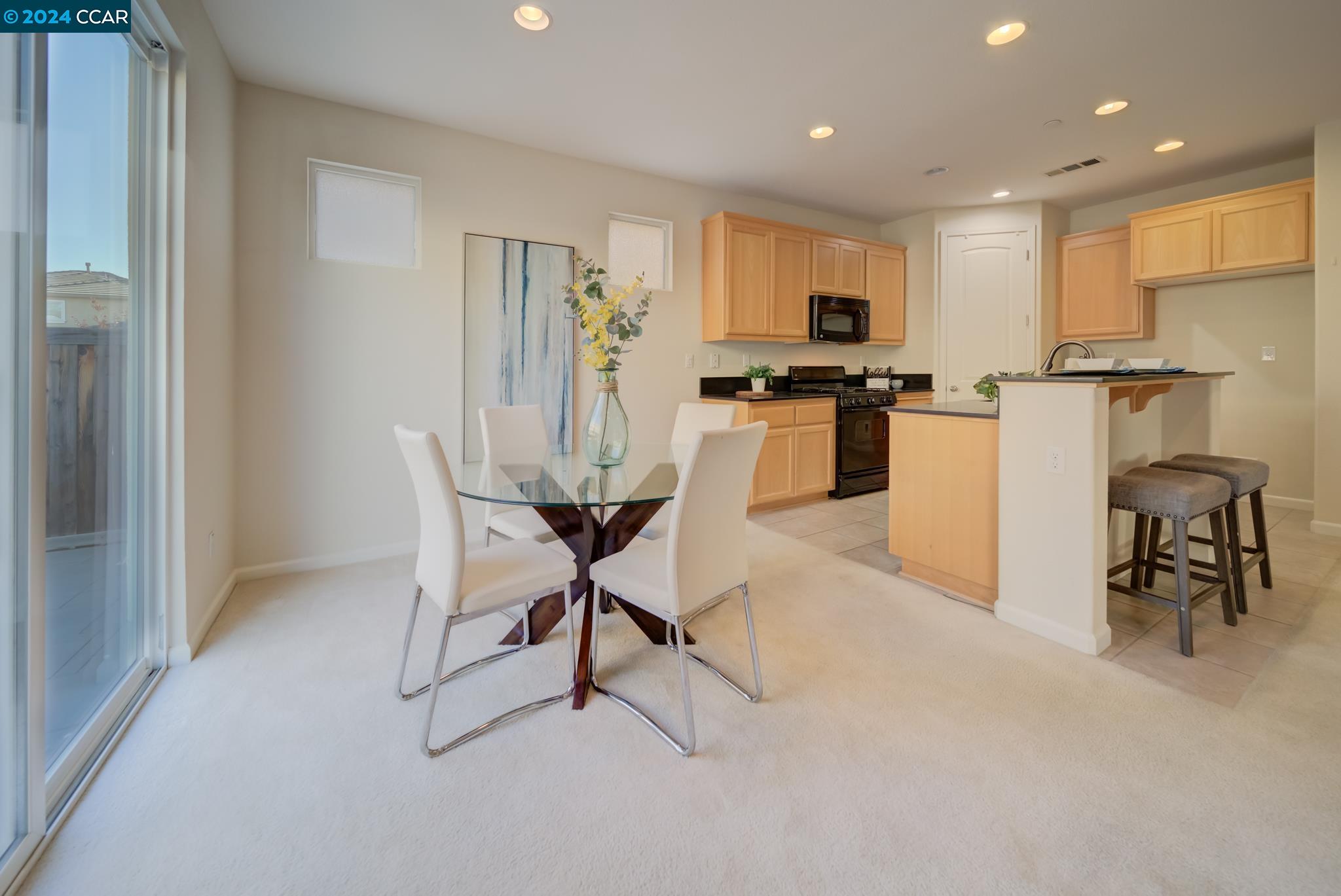 Detail Gallery Image 15 of 43 For 584 Del Mar Circle, Vacaville,  CA 95688 - 4 Beds | 2/1 Baths