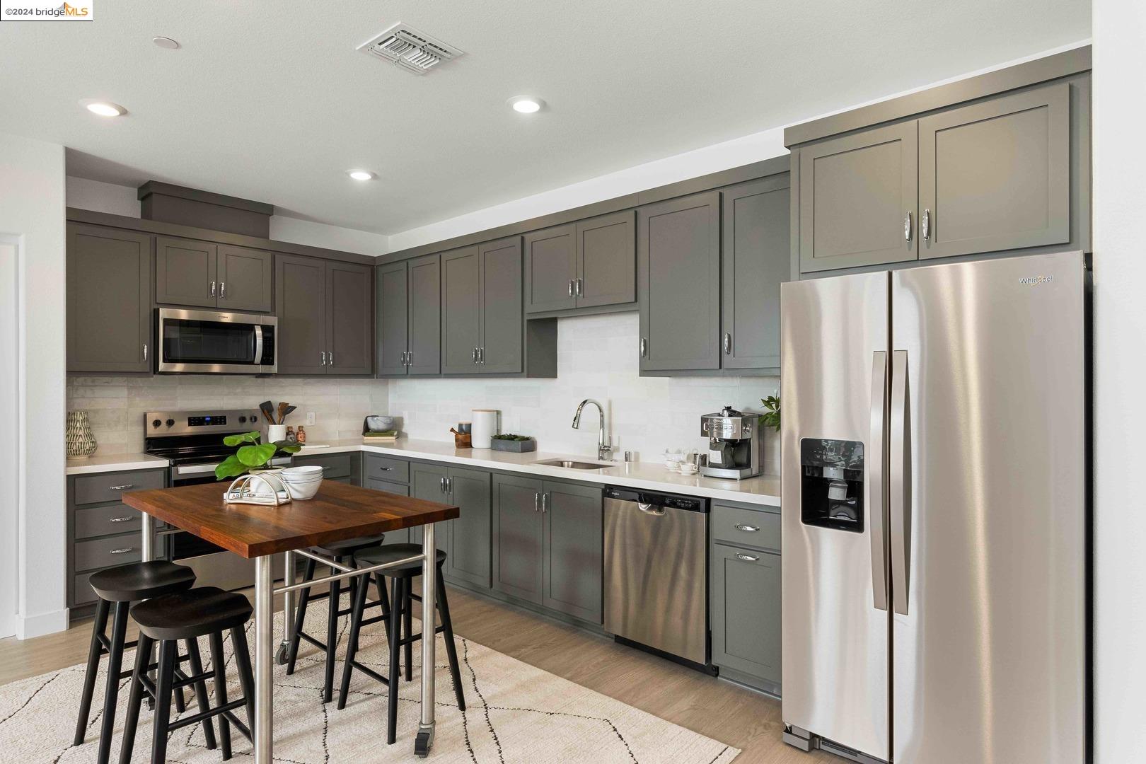 Detail Gallery Image 1 of 1 For 501 Somi Ct #401,  Hayward,  CA 94544 - 3 Beds | 2 Baths