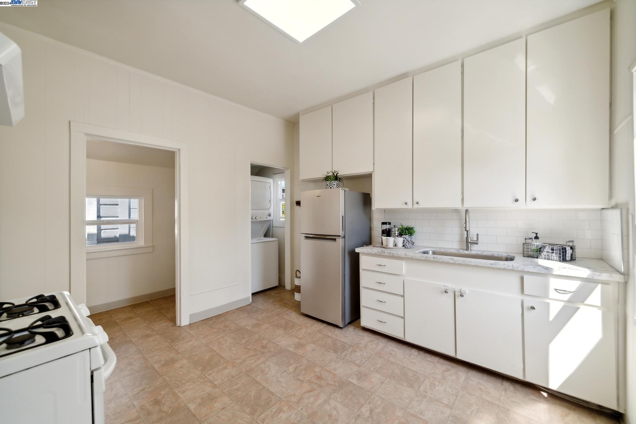 Detail Gallery Image 10 of 25 For 340 Peralta St, Oakland,  CA 94607 - 3 Beds | 2 Baths