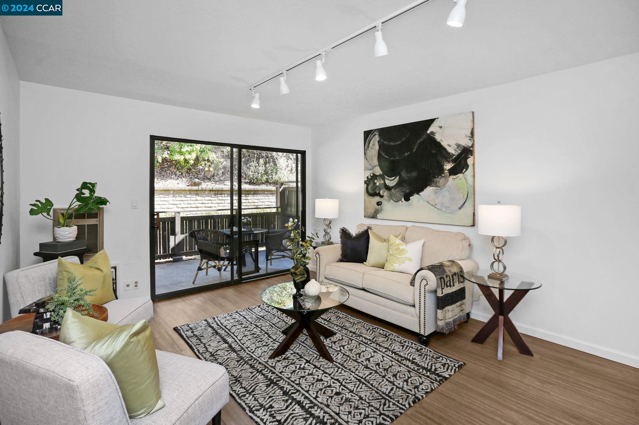 More Details about MLS # 41076618 : 1407 MARCHBANKS DR. # 1