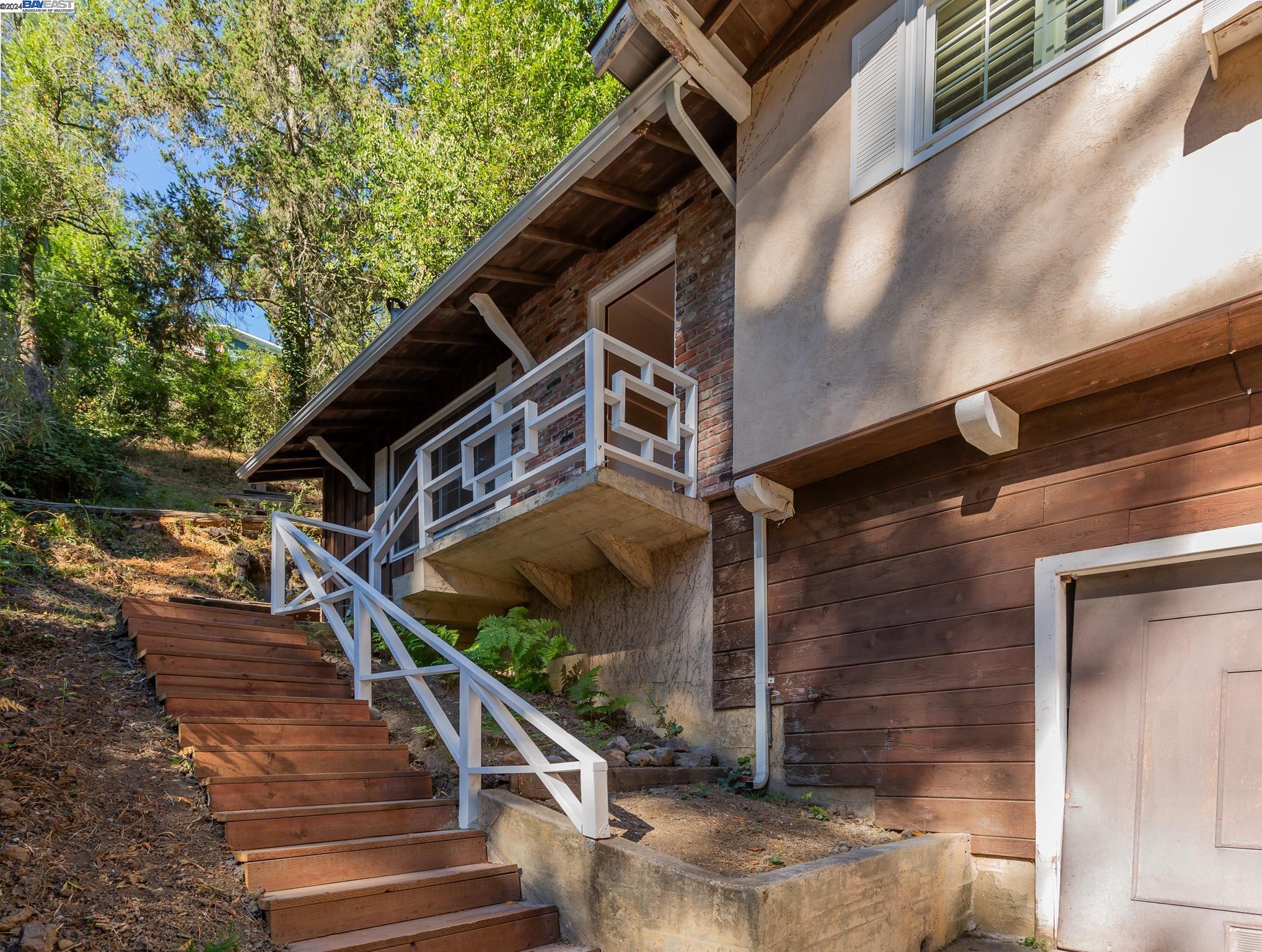 Detail Gallery Image 2 of 24 For 33 Chico Court, Oakland,  CA 94611 - 3 Beds | 1/1 Baths