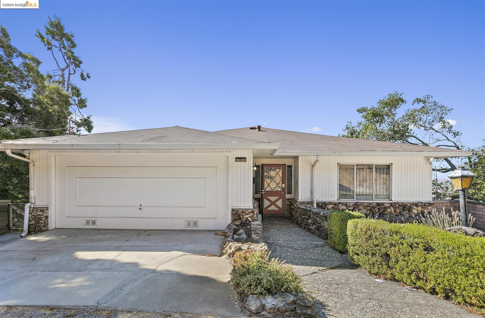 Detail Gallery Image 1 of 1 For 9109 Burr St, Oakland,  CA 94605 - 6 Beds | 2 Baths