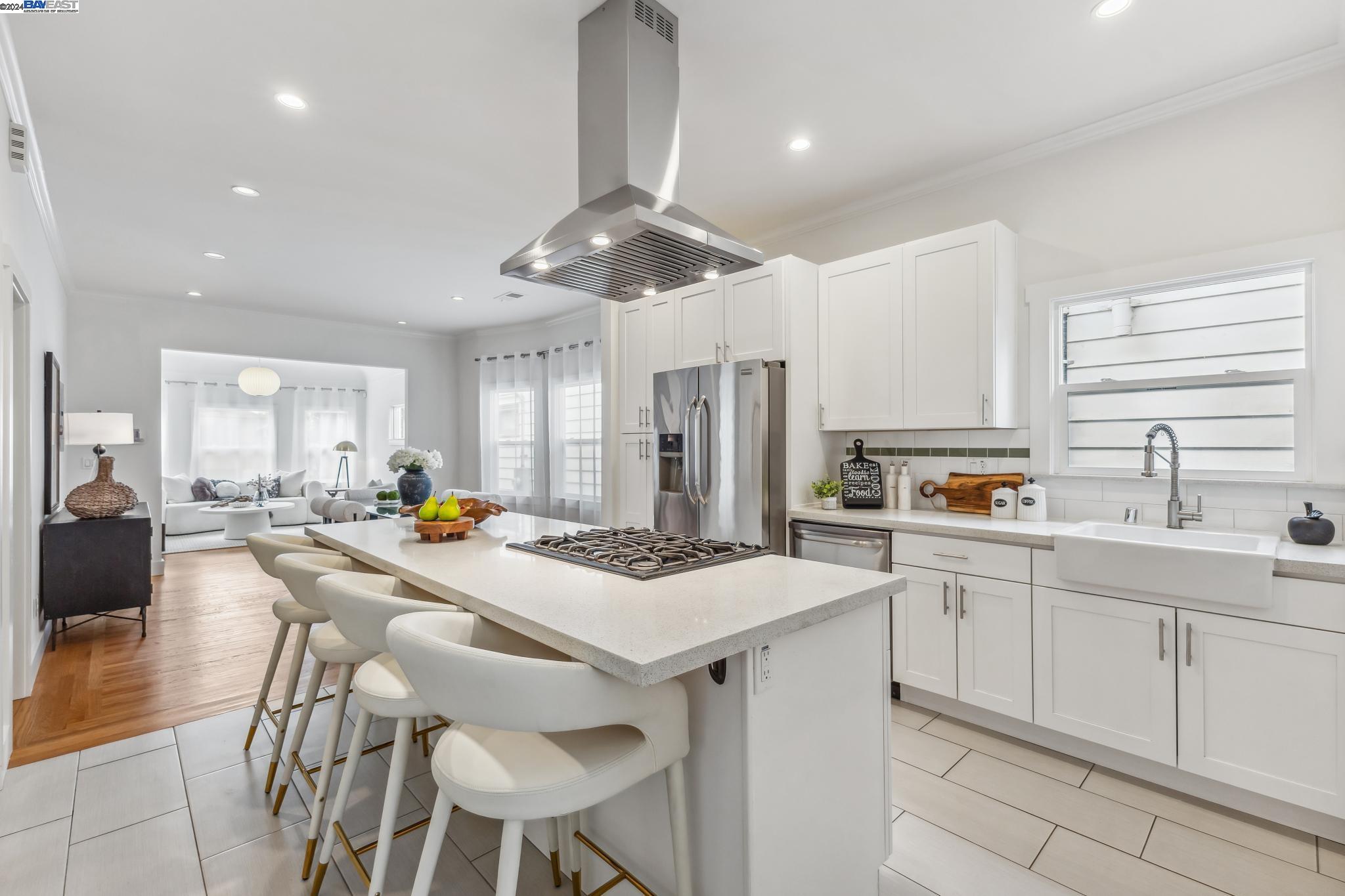 Detail Gallery Image 1 of 1 For 820 Apgar St, Oakland,  CA 94608 - 3 Beds | 2 Baths