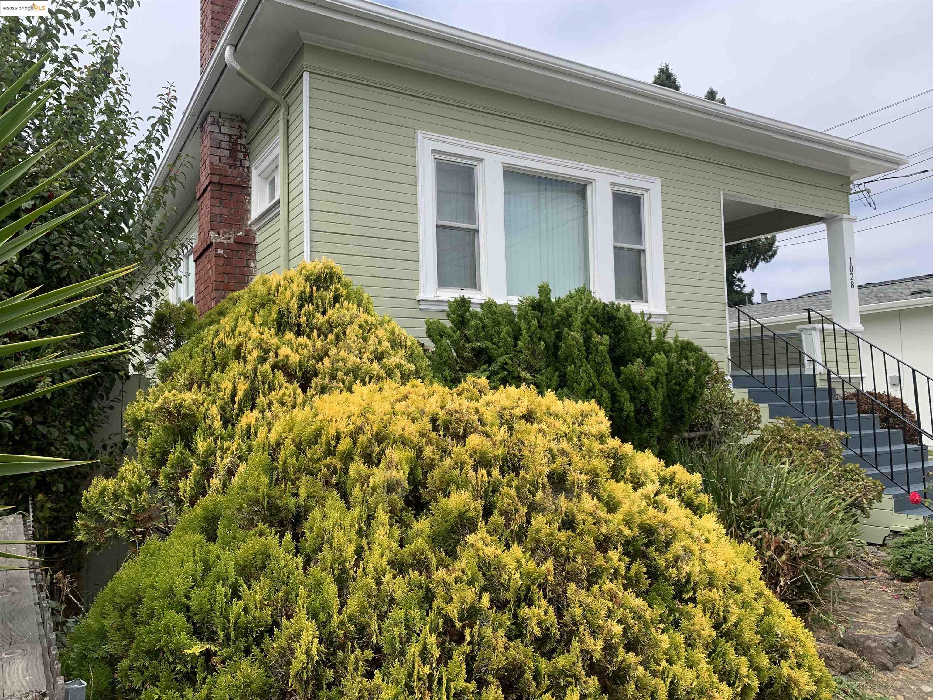 Detail Gallery Image 3 of 27 For 1028 61st St, Oakland,  CA 94608 - – Beds | – Baths