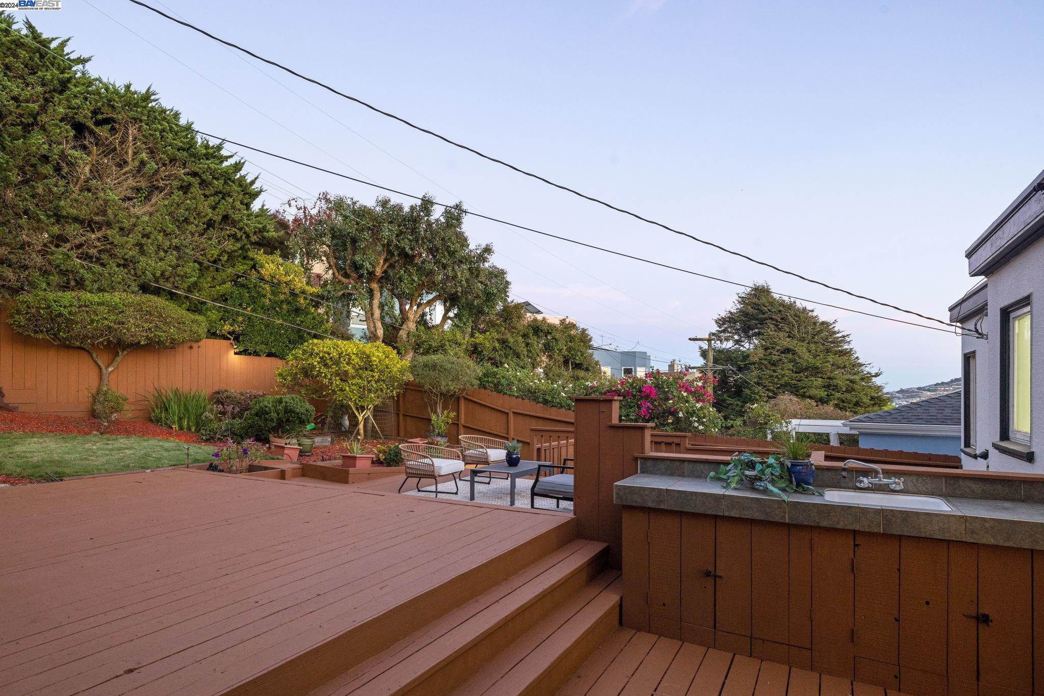 Detail Gallery Image 4 of 58 For 320 Hazelwood Ave, San Francisco,  CA 94127 - 3 Beds | 1/1 Baths