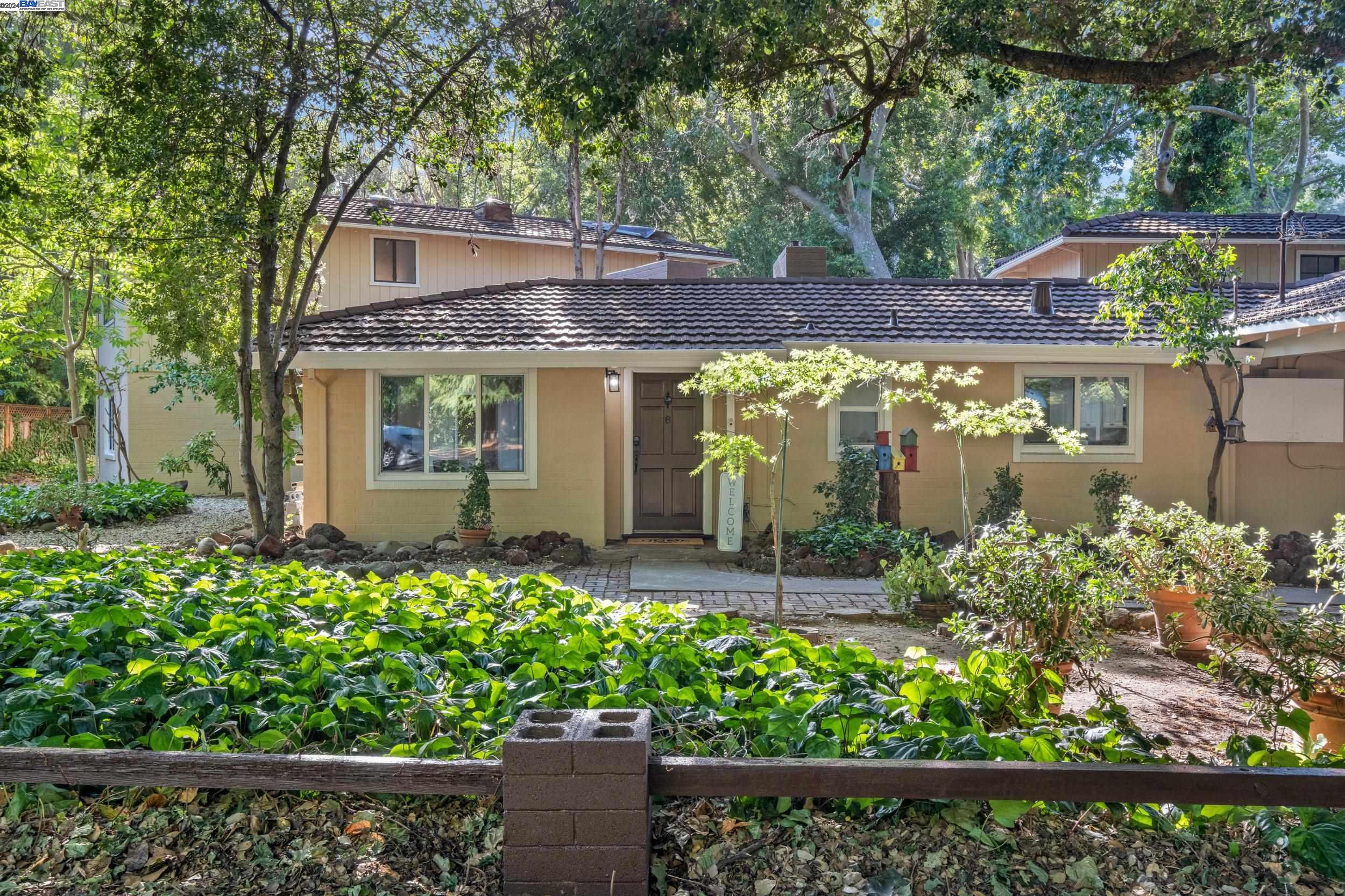 Detail Gallery Image 1 of 1 For 6 Wanda Way, Martinez,  CA 94553 - 4 Beds | 2/1 Baths