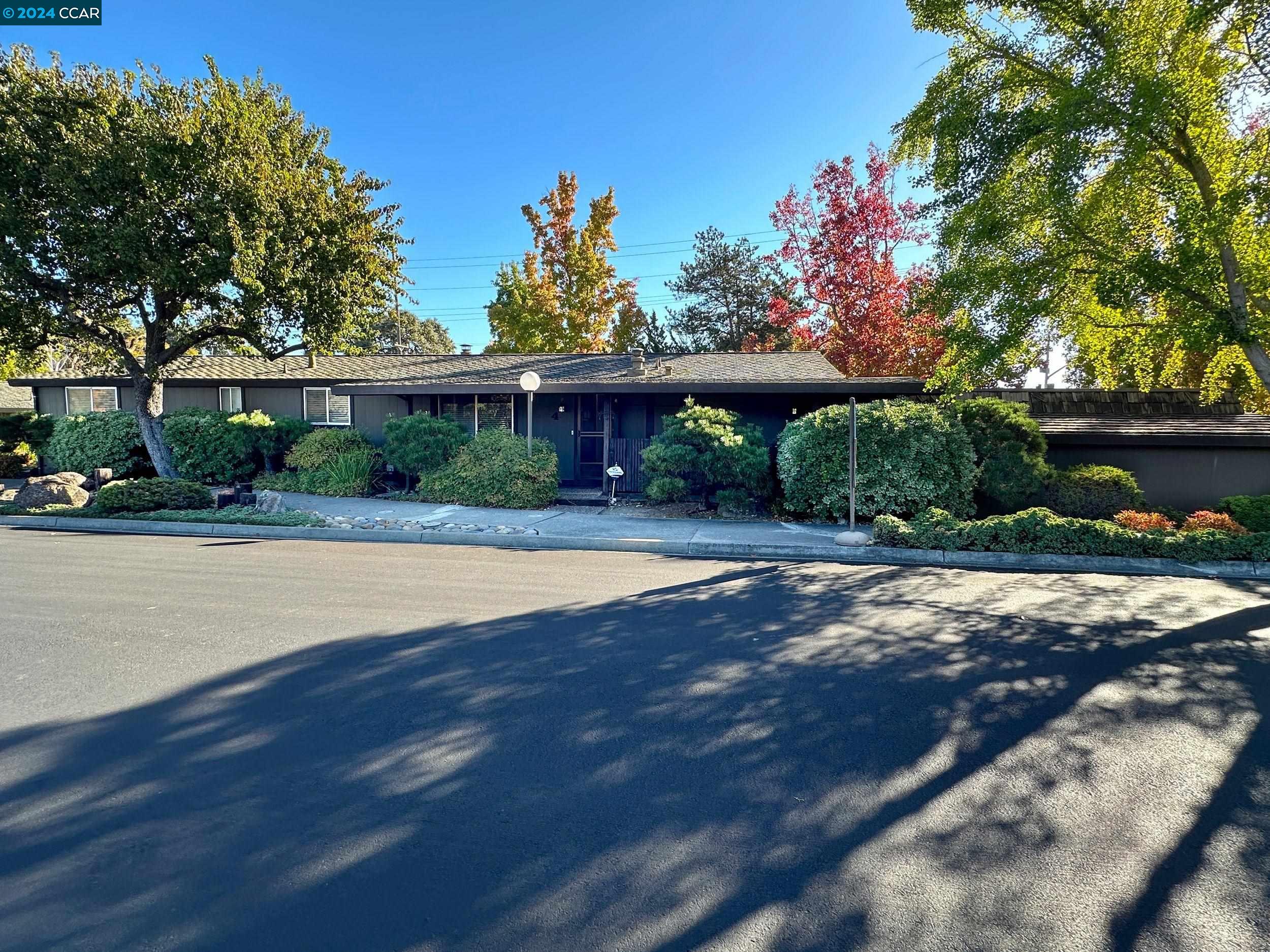 Detail Gallery Image 1 of 1 For 1201 Monument Blvd #4,  Concord,  CA 94520 - 3 Beds | 2 Baths