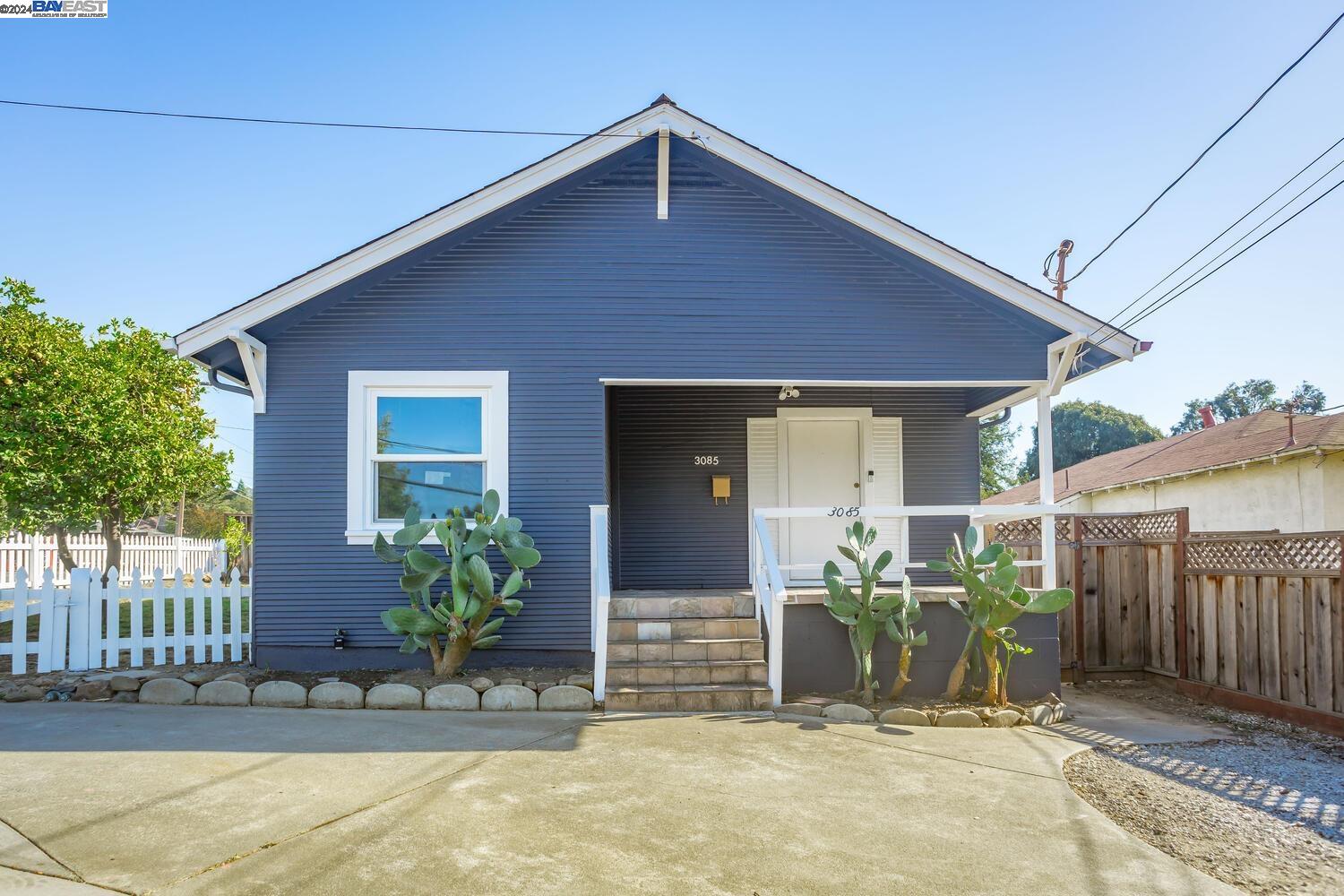 Detail Gallery Image 1 of 1 For 3085 D St, Hayward,  CA 94541-4541 - 2 Beds | 2 Baths