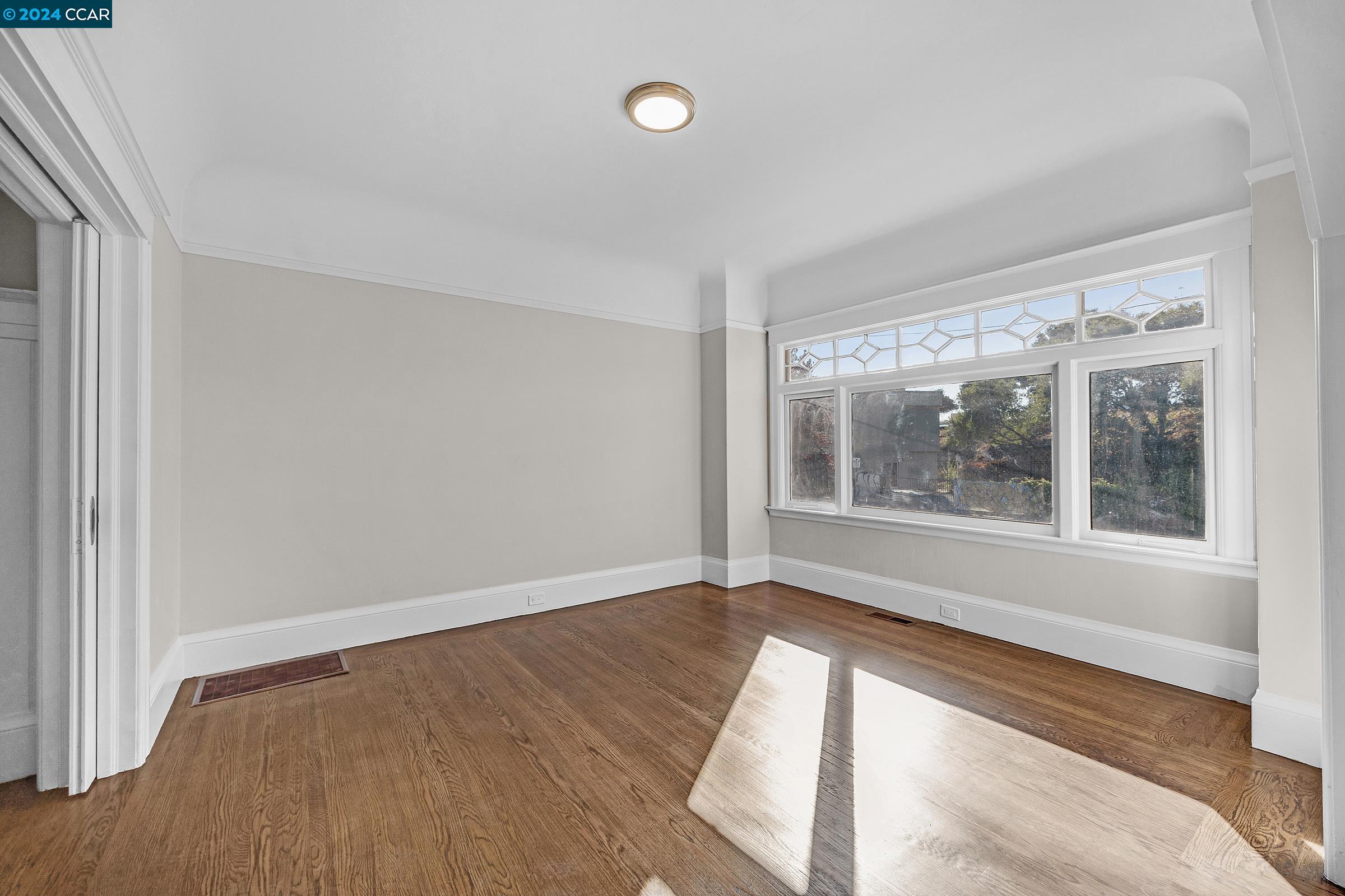 Detail Gallery Image 8 of 59 For 5308 Shattuck Ave, Oakland,  CA 94609 - 3 Beds | 2 Baths