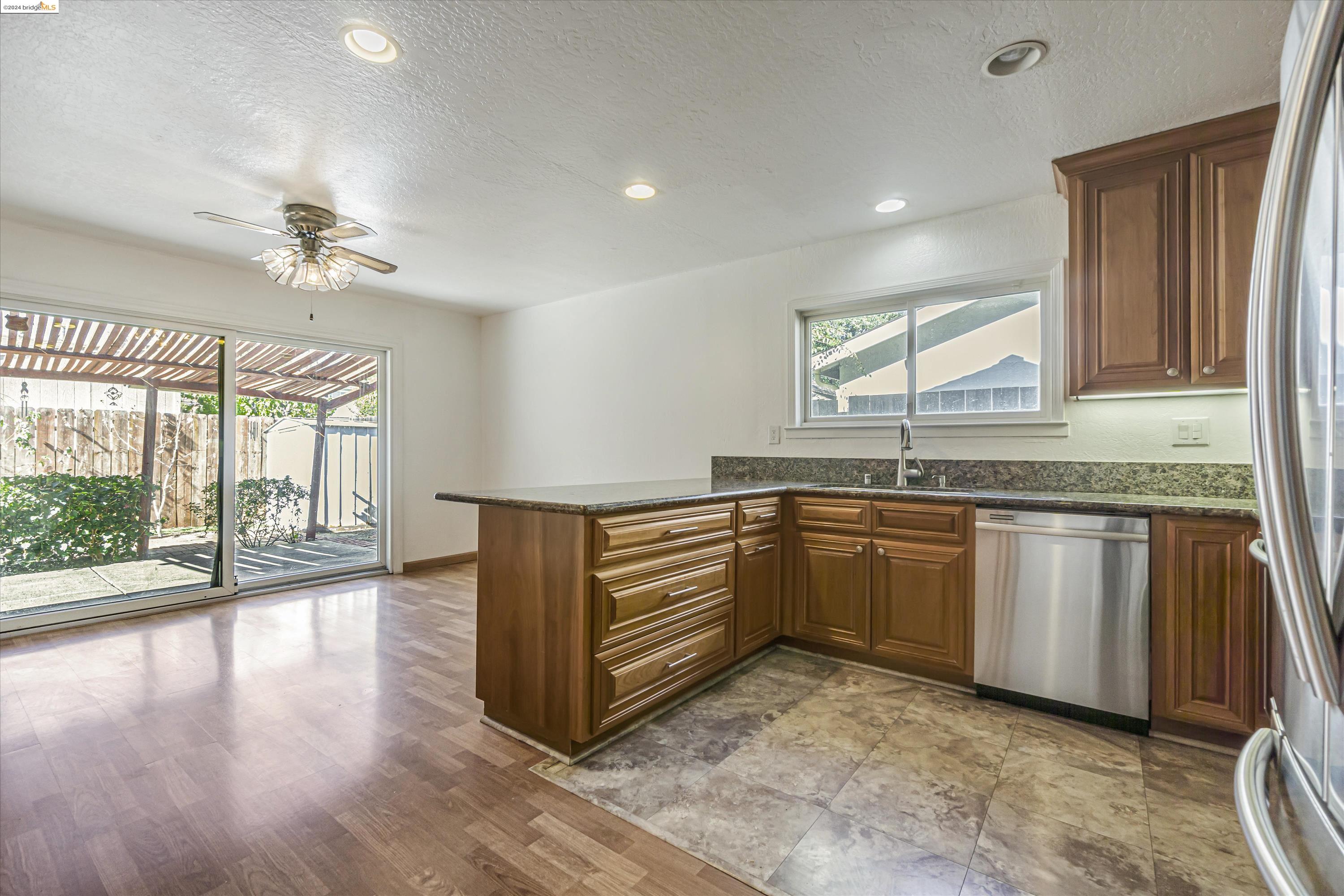 Detail Gallery Image 13 of 42 For 136 Viking Way, Pittsburg,  CA 94565 - 4 Beds | 1/1 Baths