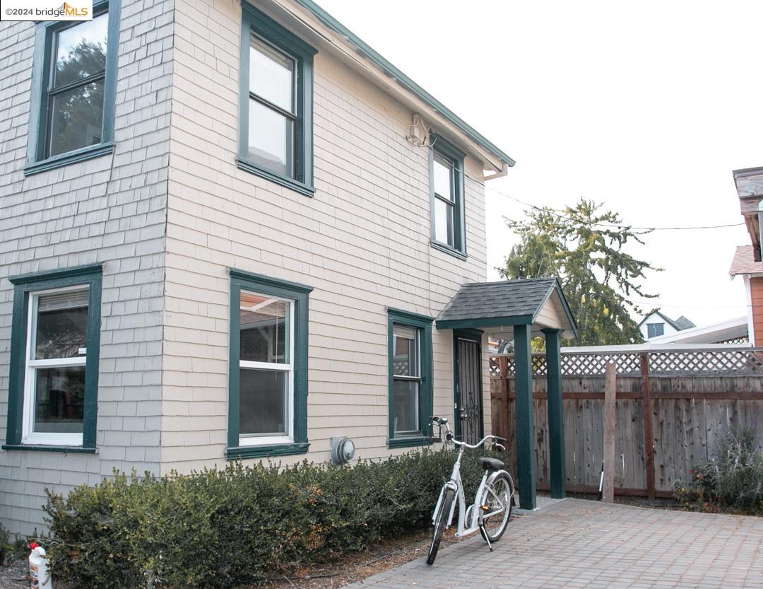 Detail Gallery Image 1 of 21 For 1173 12th St., Oakland,  CA 94607 - 2 Beds | 1 Baths
