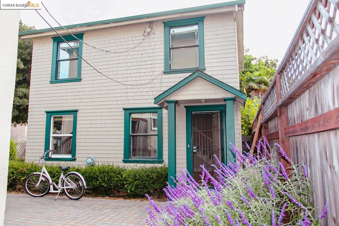 Detail Gallery Image 2 of 21 For 1173 12th St., Oakland,  CA 94607 - 2 Beds | 1 Baths