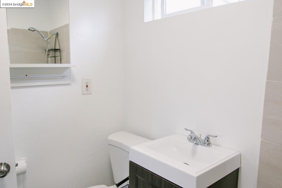 Detail Gallery Image 12 of 21 For 1173 12th St., Oakland,  CA 94607 - 2 Beds | 1 Baths