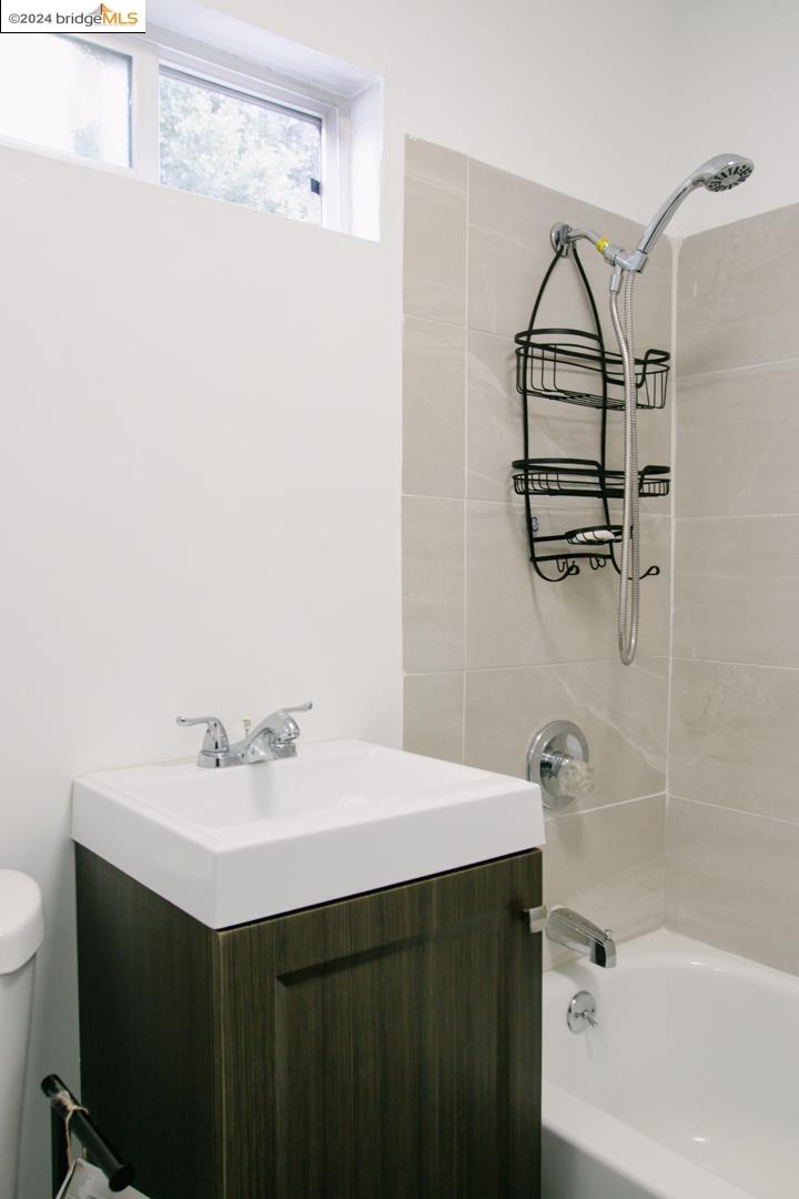 Detail Gallery Image 13 of 21 For 1173 12th St., Oakland,  CA 94607 - 2 Beds | 1 Baths