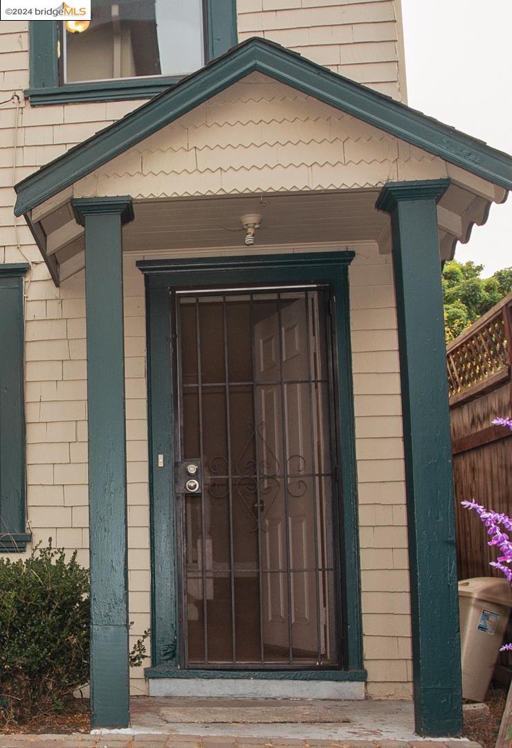 Detail Gallery Image 4 of 21 For 1173 12th St., Oakland,  CA 94607 - 2 Beds | 1 Baths