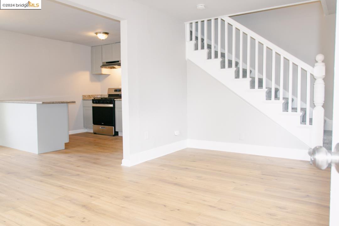 Detail Gallery Image 5 of 21 For 1173 12th St., Oakland,  CA 94607 - 2 Beds | 1 Baths