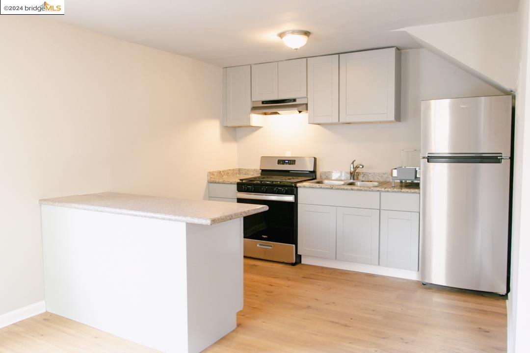 Detail Gallery Image 6 of 21 For 1173 12th St., Oakland,  CA 94607 - 2 Beds | 1 Baths