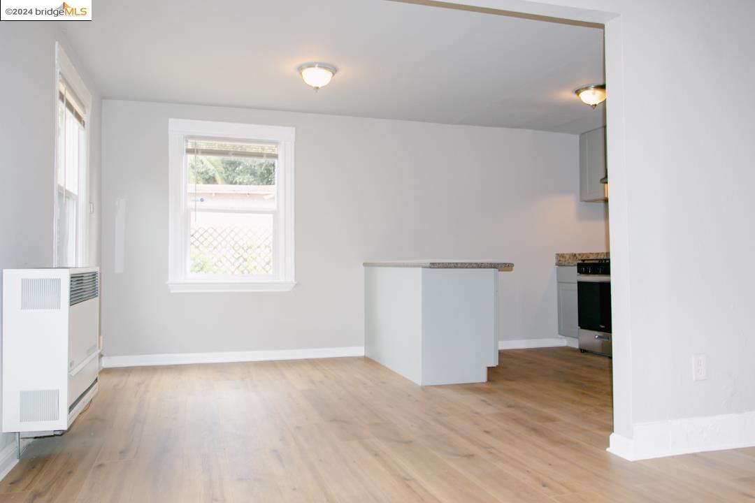 Detail Gallery Image 7 of 21 For 1173 12th St., Oakland,  CA 94607 - 2 Beds | 1 Baths