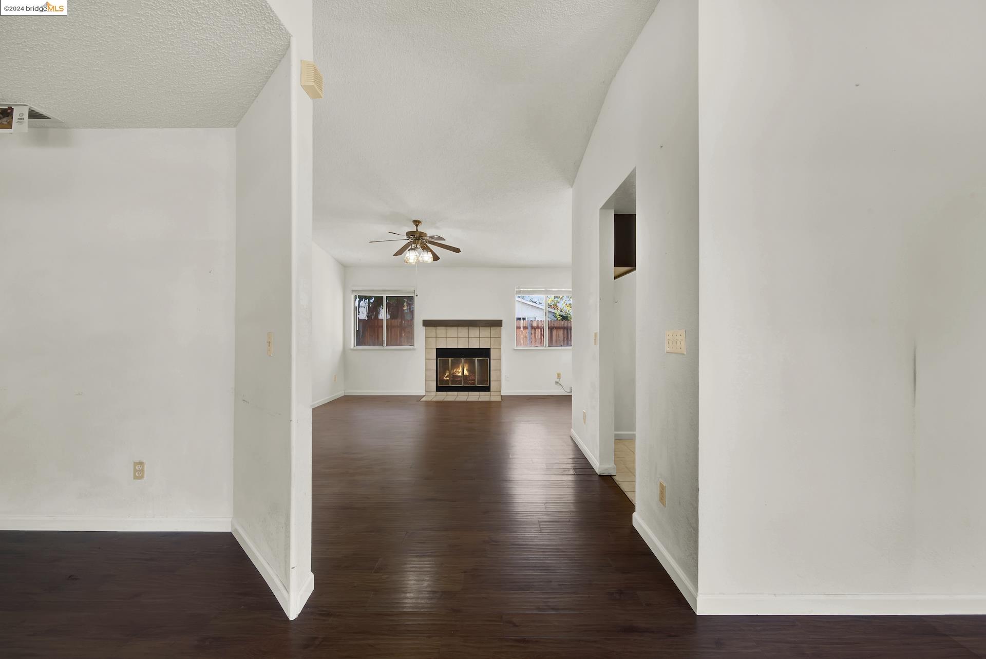 Detail Gallery Image 5 of 37 For 8600 Oakbank Way, Sacramento,  CA 95828 - 3 Beds | 2 Baths