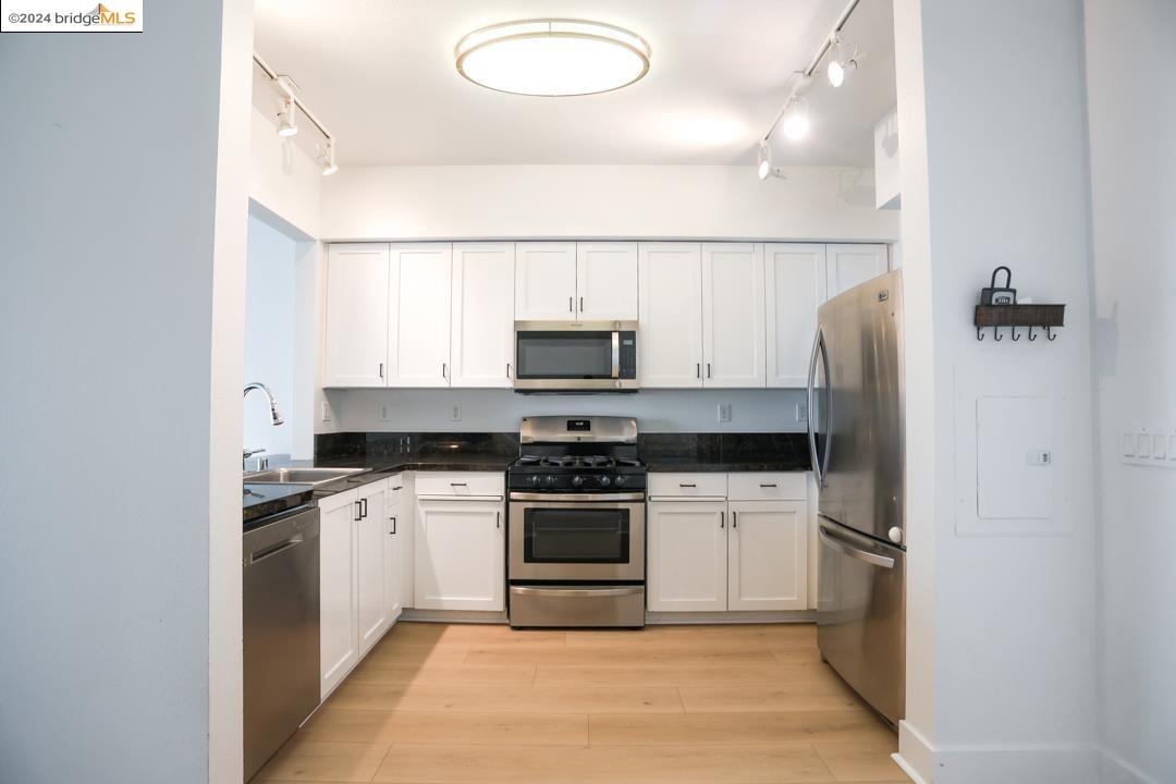 Detail Gallery Image 1 of 26 For 1578 Brunswig, Emeryville,  CA 94608 - 2 Beds | 1 Baths