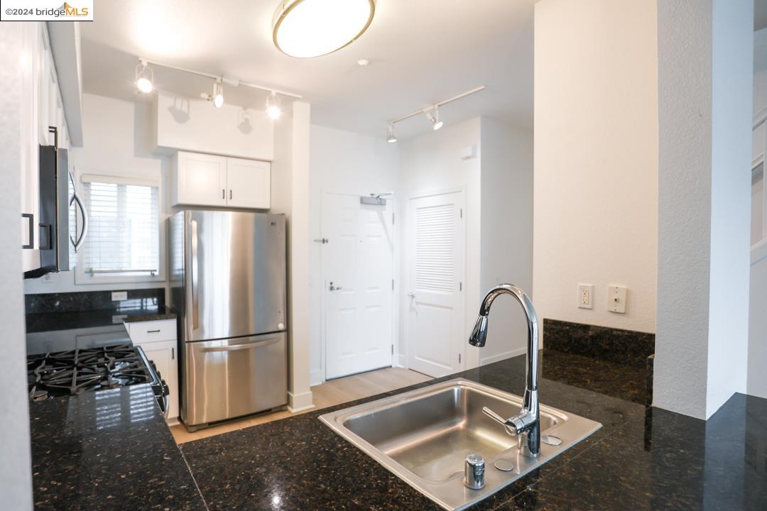 Detail Gallery Image 2 of 26 For 1578 Brunswig, Emeryville,  CA 94608 - 2 Beds | 1 Baths