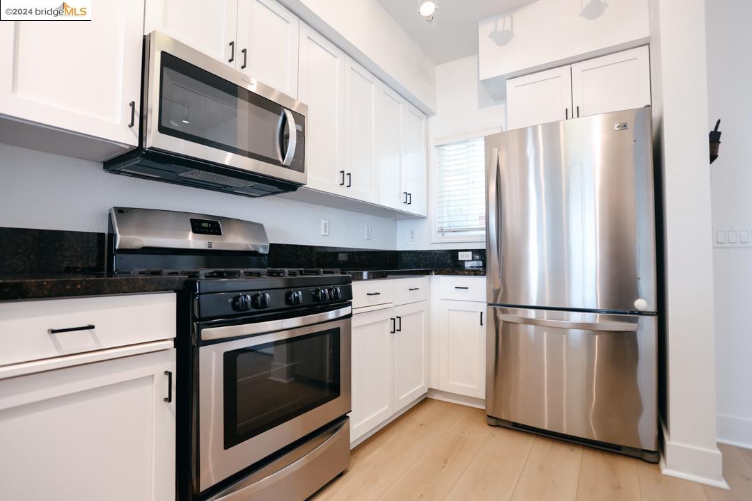 Detail Gallery Image 3 of 26 For 1578 Brunswig, Emeryville,  CA 94608 - 2 Beds | 1 Baths