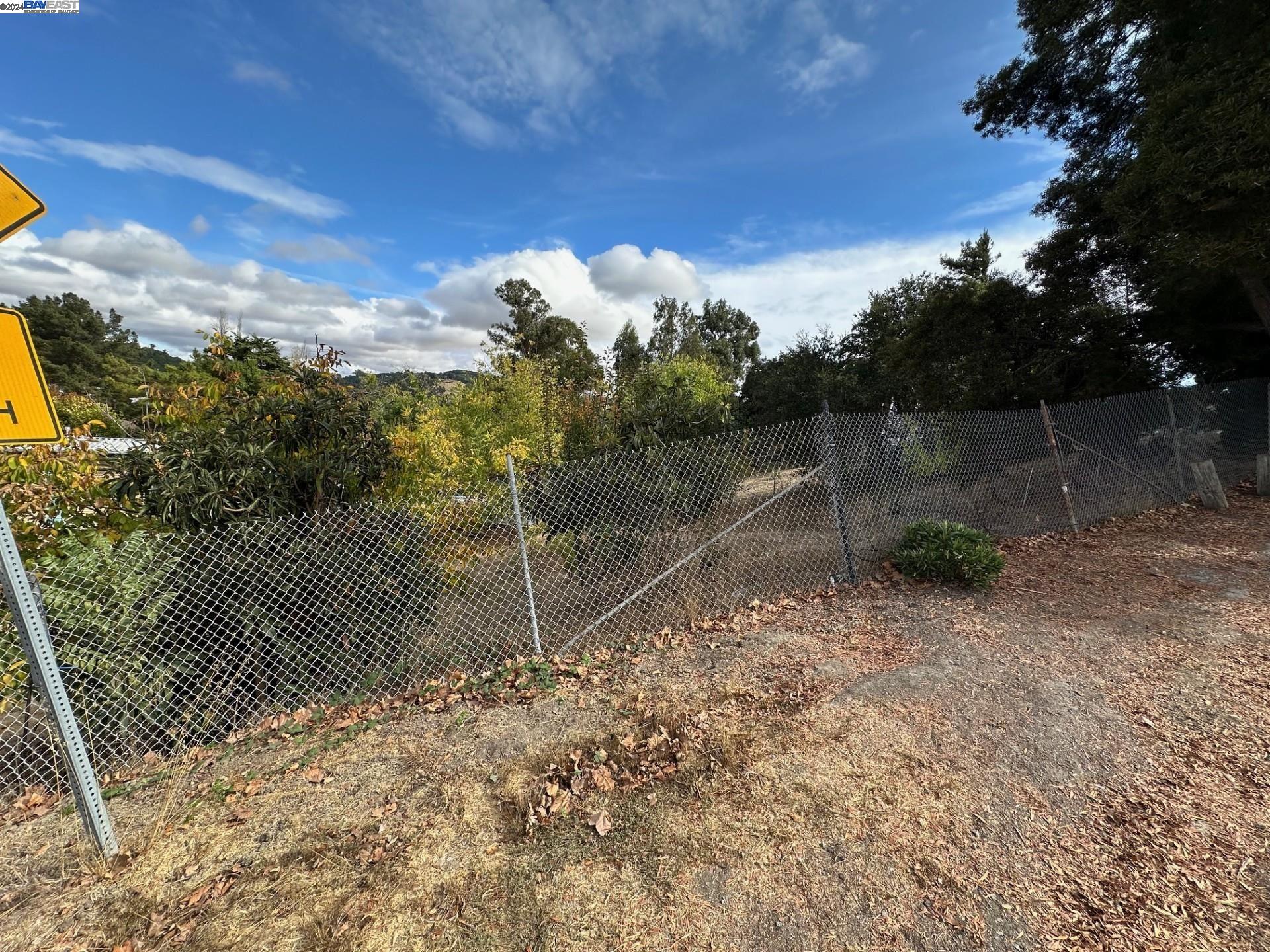 Detail Gallery Image 3 of 8 For 677 Renfrew Road, El Sobrante,  CA 94803-1623 - – Beds | – Baths