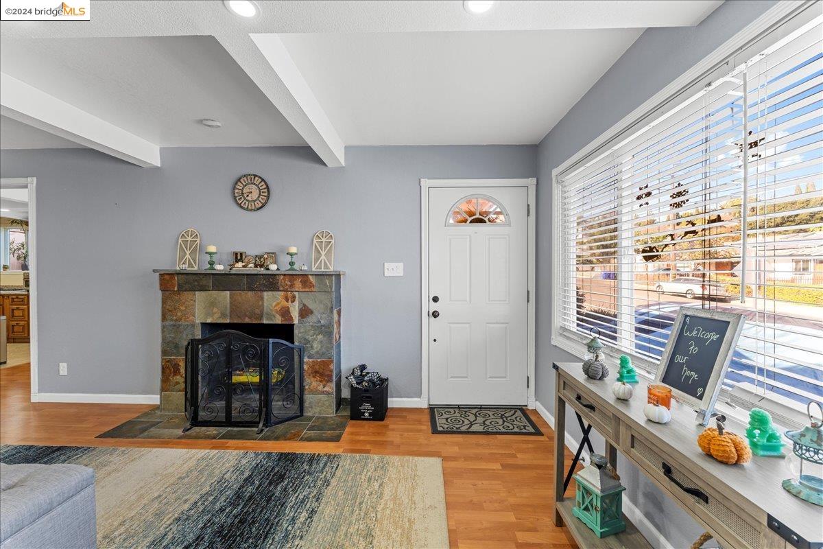 Detail Gallery Image 6 of 45 For 18943 Crest Ave, Castro Valley,  CA 94546 - 3 Beds | 2 Baths