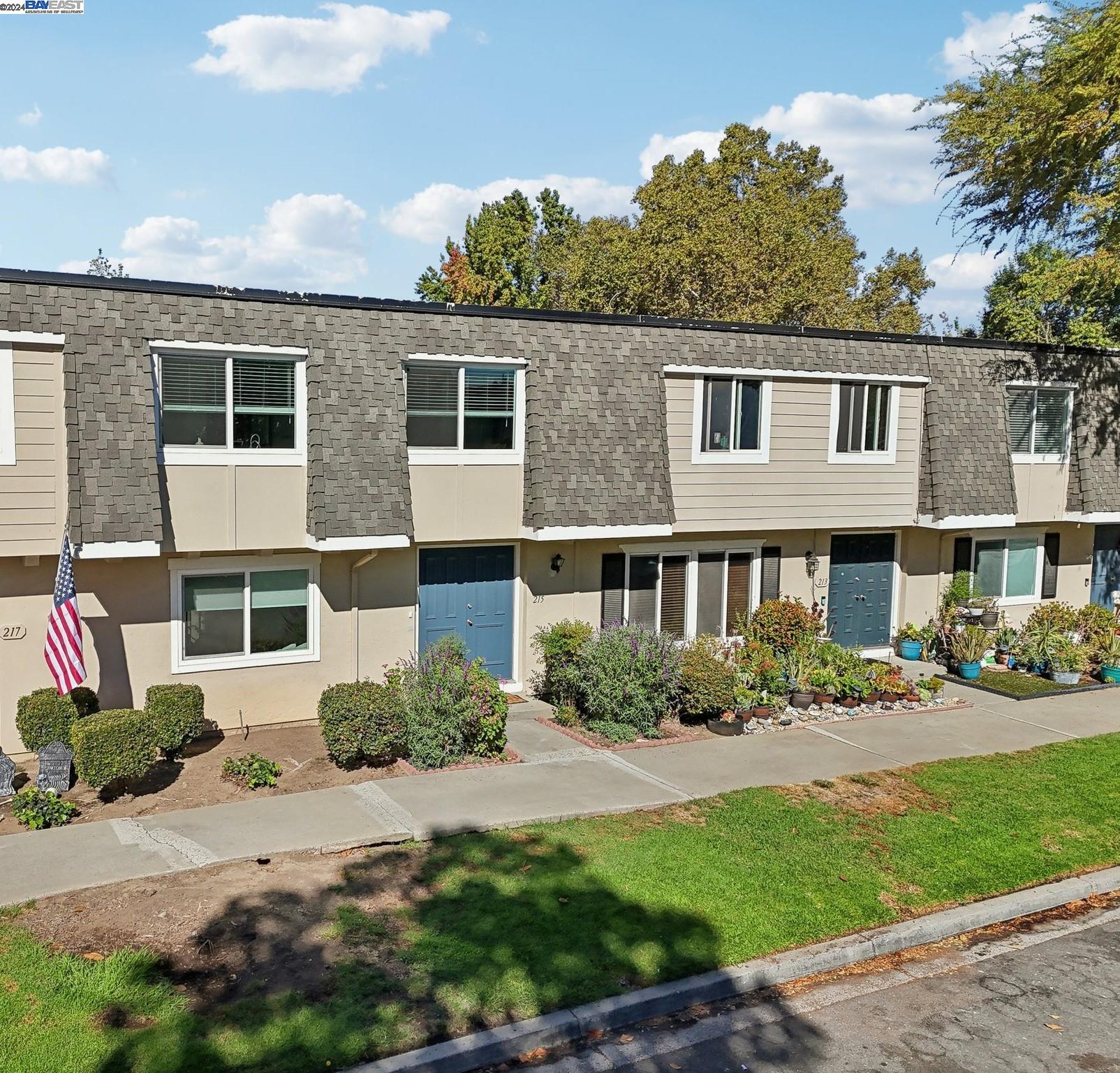 Detail Gallery Image 1 of 1 For 215 Fairway Glen Ln, San Jose,  CA 95139 - 3 Beds | 3 Baths