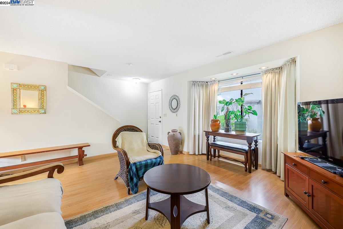 More Details about MLS # 41077655 : 6123 THORNTON AVE # D