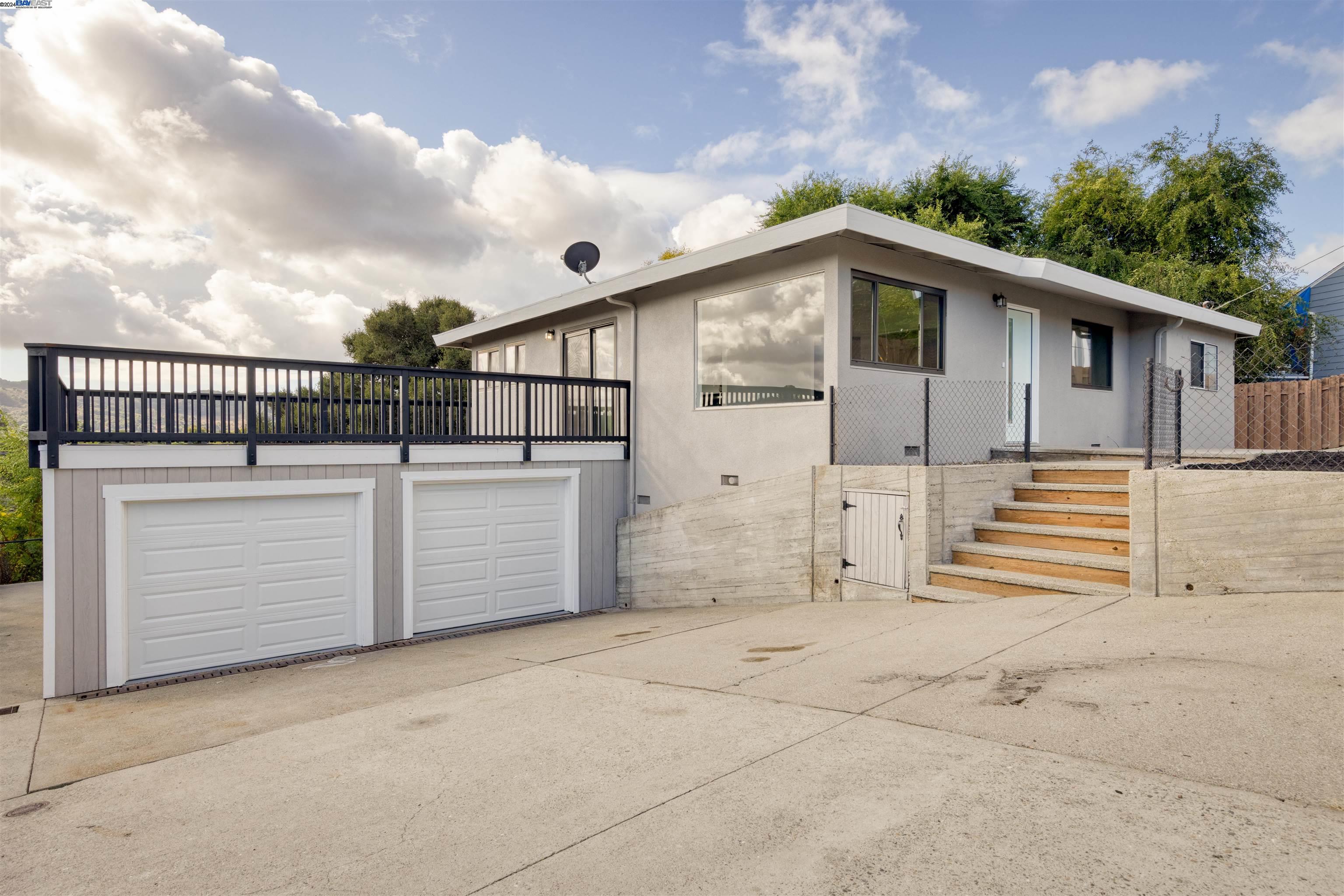 Detail Gallery Image 1 of 1 For 160 Renfrew Ct, El Sobrante,  CA 94803 - 4 Beds | 2/1 Baths