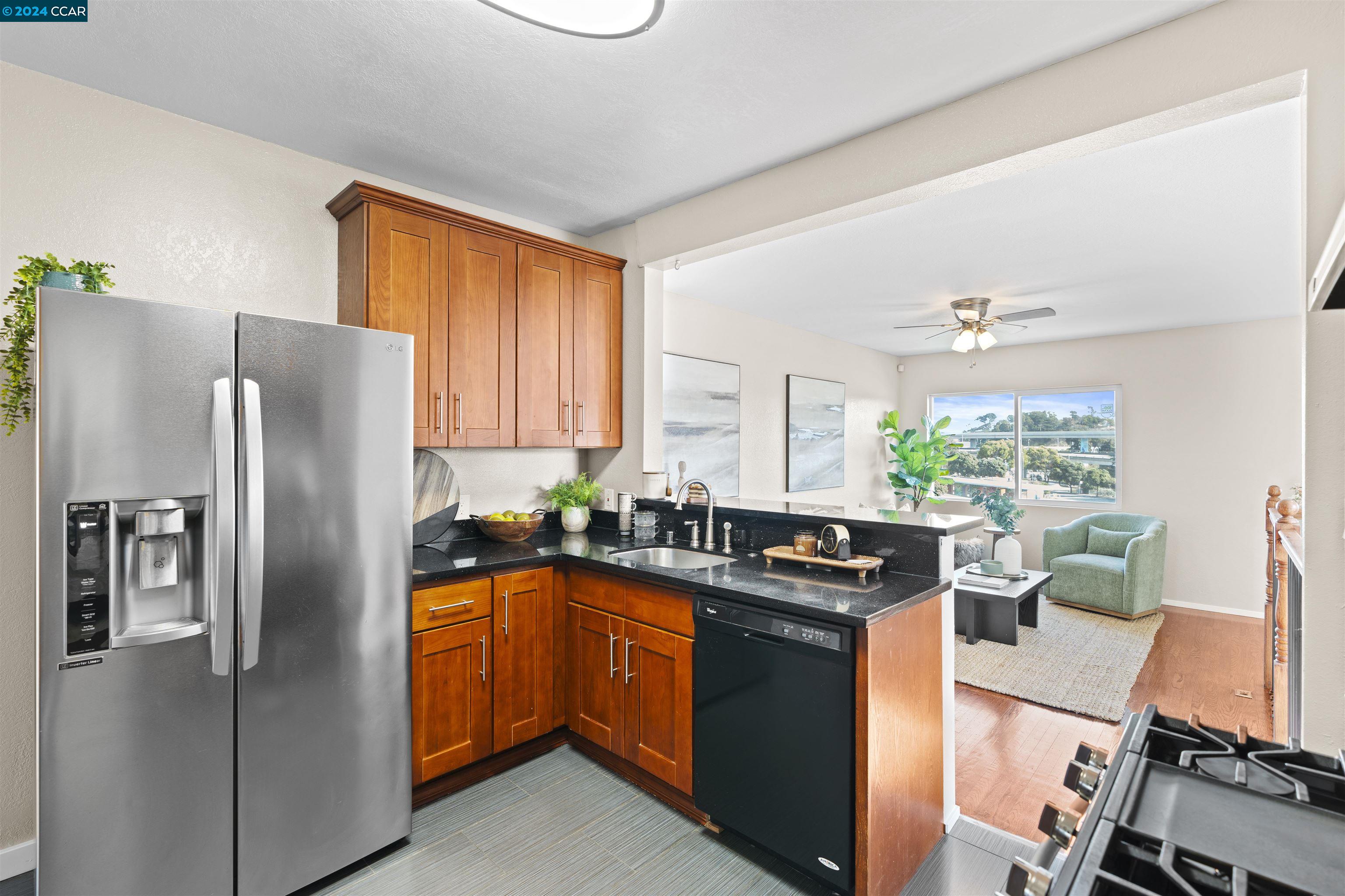 Detail Gallery Image 11 of 56 For 517 Nevada St., San Francisco,  CA 94110 - 4 Beds | 2 Baths