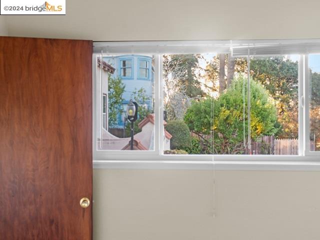 Detail Gallery Image 3 of 5 For 1936 E 27th St #D,  Oakland,  CA 94606 - 1 Beds | 1 Baths