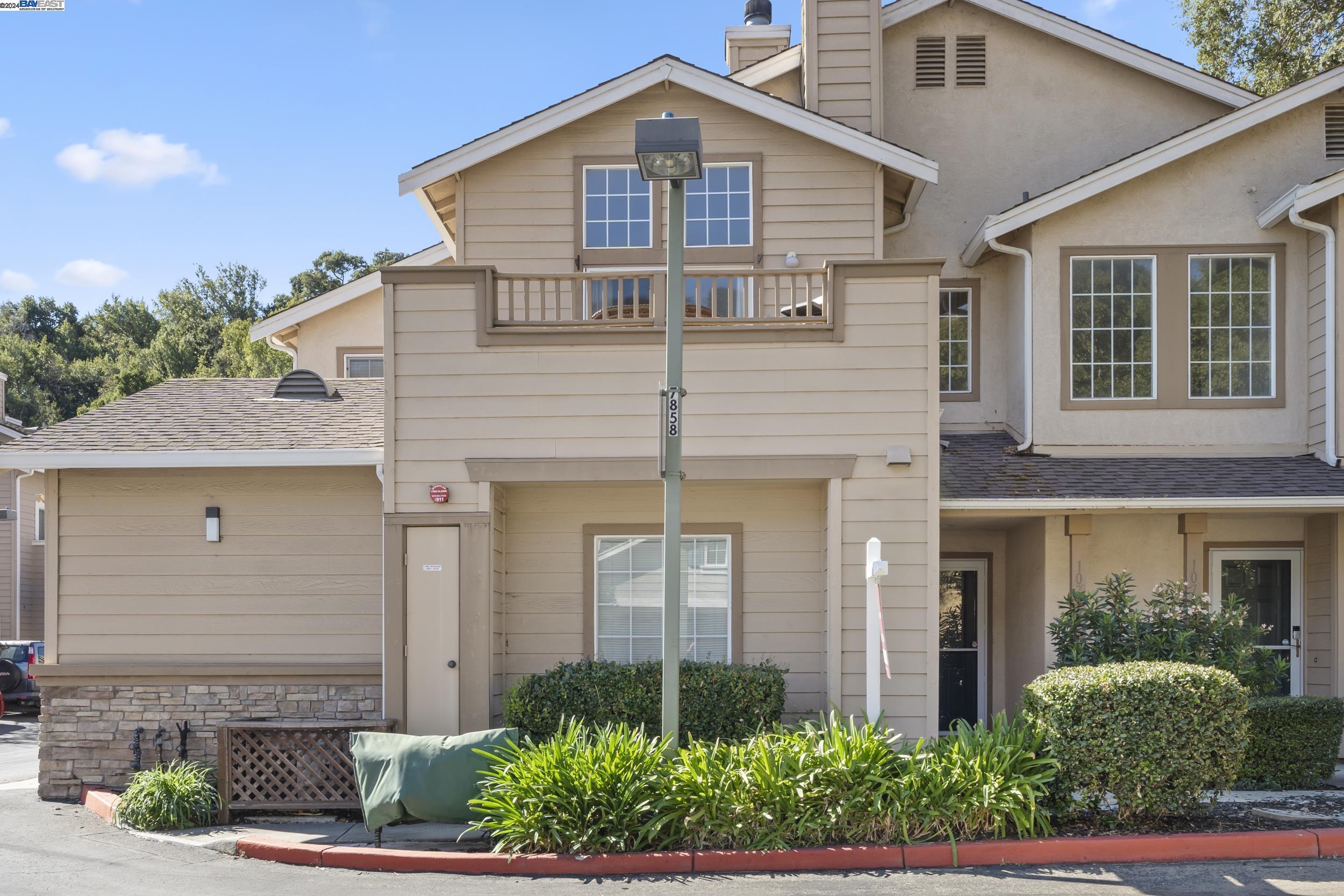 Detail Gallery Image 4 of 23 For 10758 Mckay Lane, Dublin,  CA 94568 - 2 Beds | 2 Baths