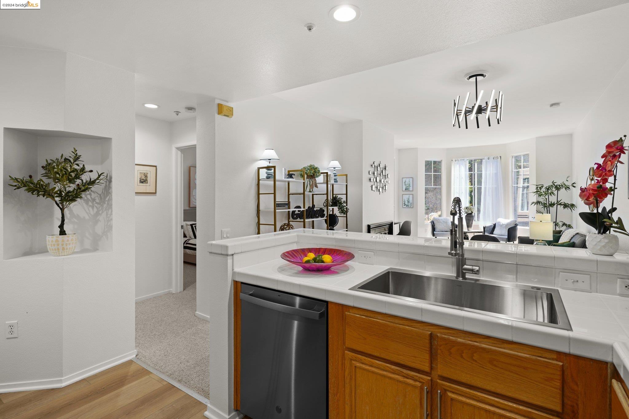 Detail Gallery Image 4 of 26 For 240 Caldecott Ln #209,  Oakland,  CA 94618 - 1 Beds | 1 Baths