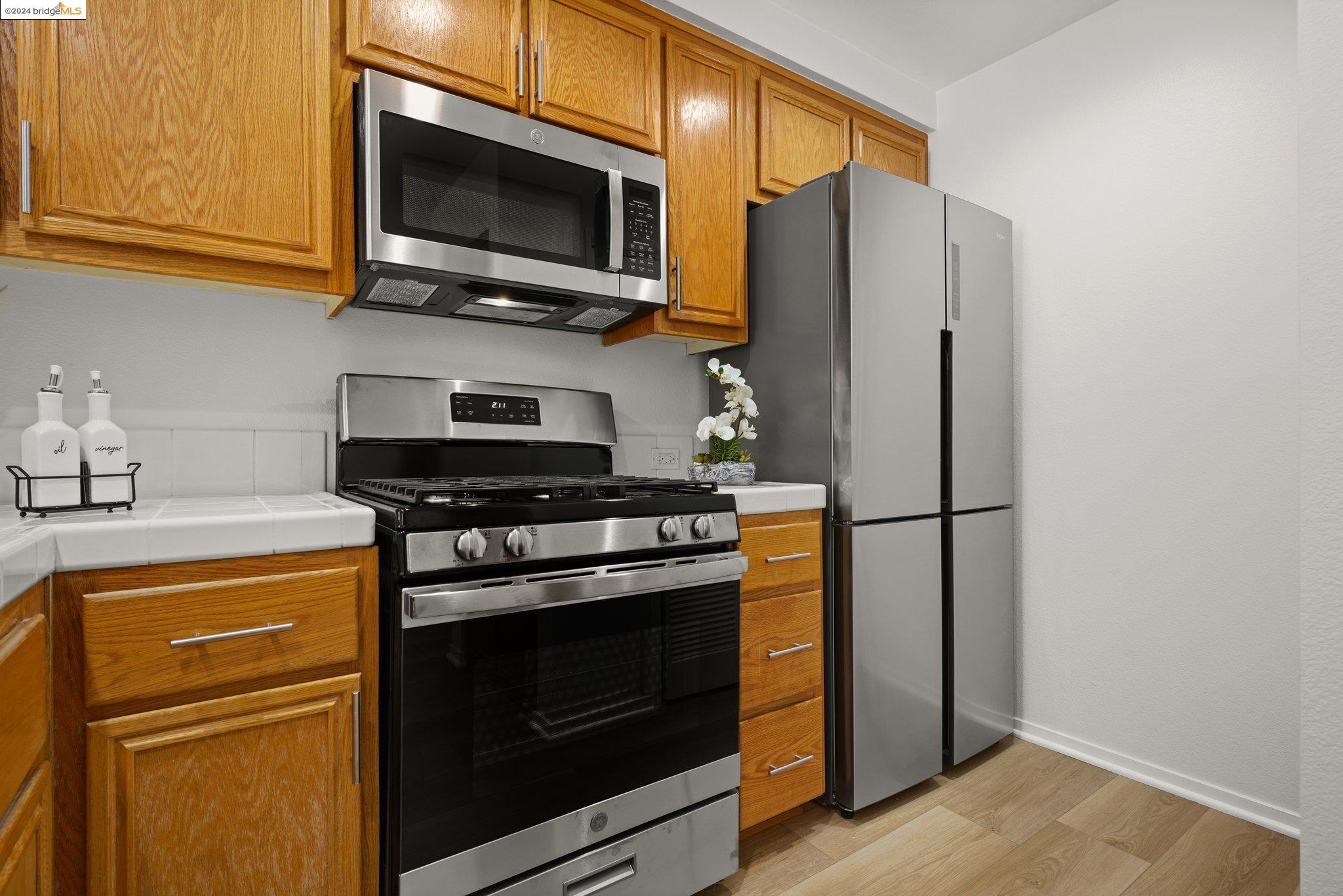 Detail Gallery Image 5 of 26 For 240 Caldecott Ln #209,  Oakland,  CA 94618 - 1 Beds | 1 Baths