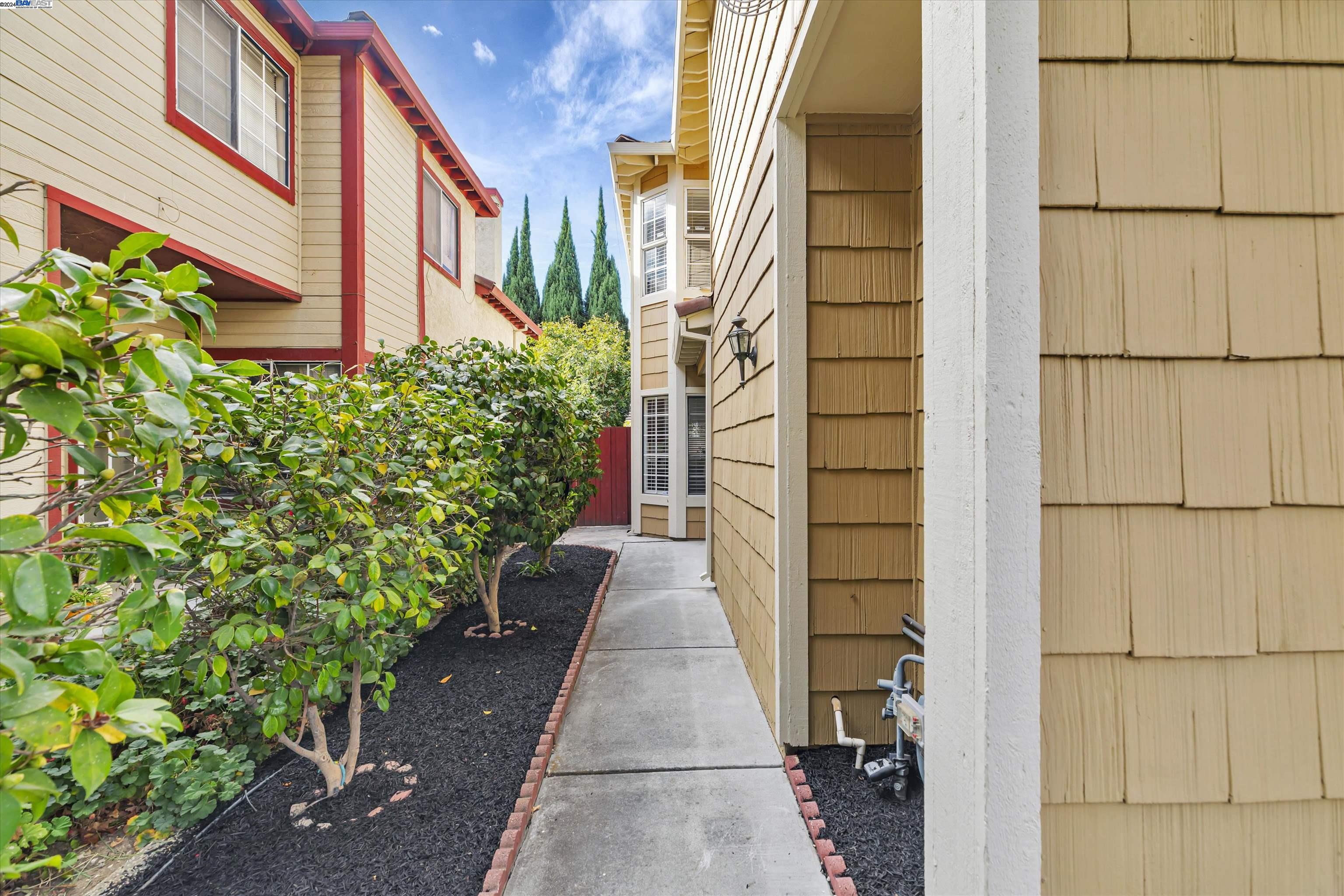 Detail Gallery Image 3 of 24 For 1569 Timber Creek Dr, San Jose,  CA 95131 - 3 Beds | 2/1 Baths