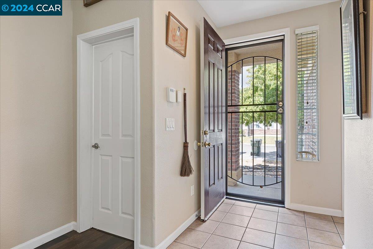 Detail Gallery Image 4 of 29 For 1612 Mcguire Cir, Suisun City,  CA 94585 - 4 Beds | 3/1 Baths