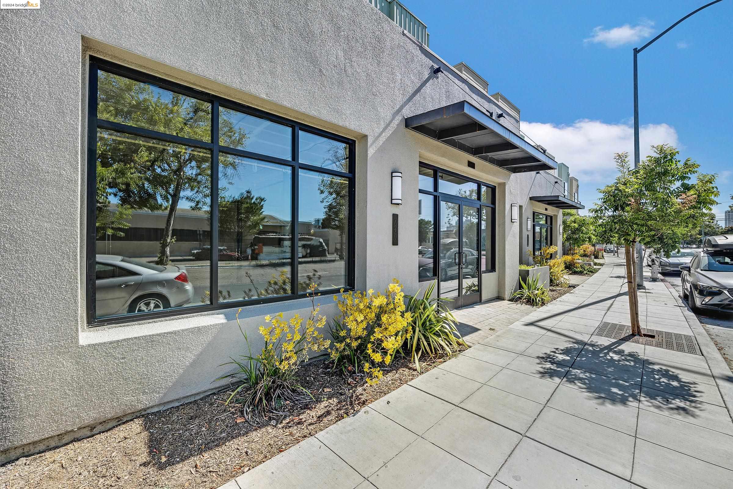 986 W Grand Ave
