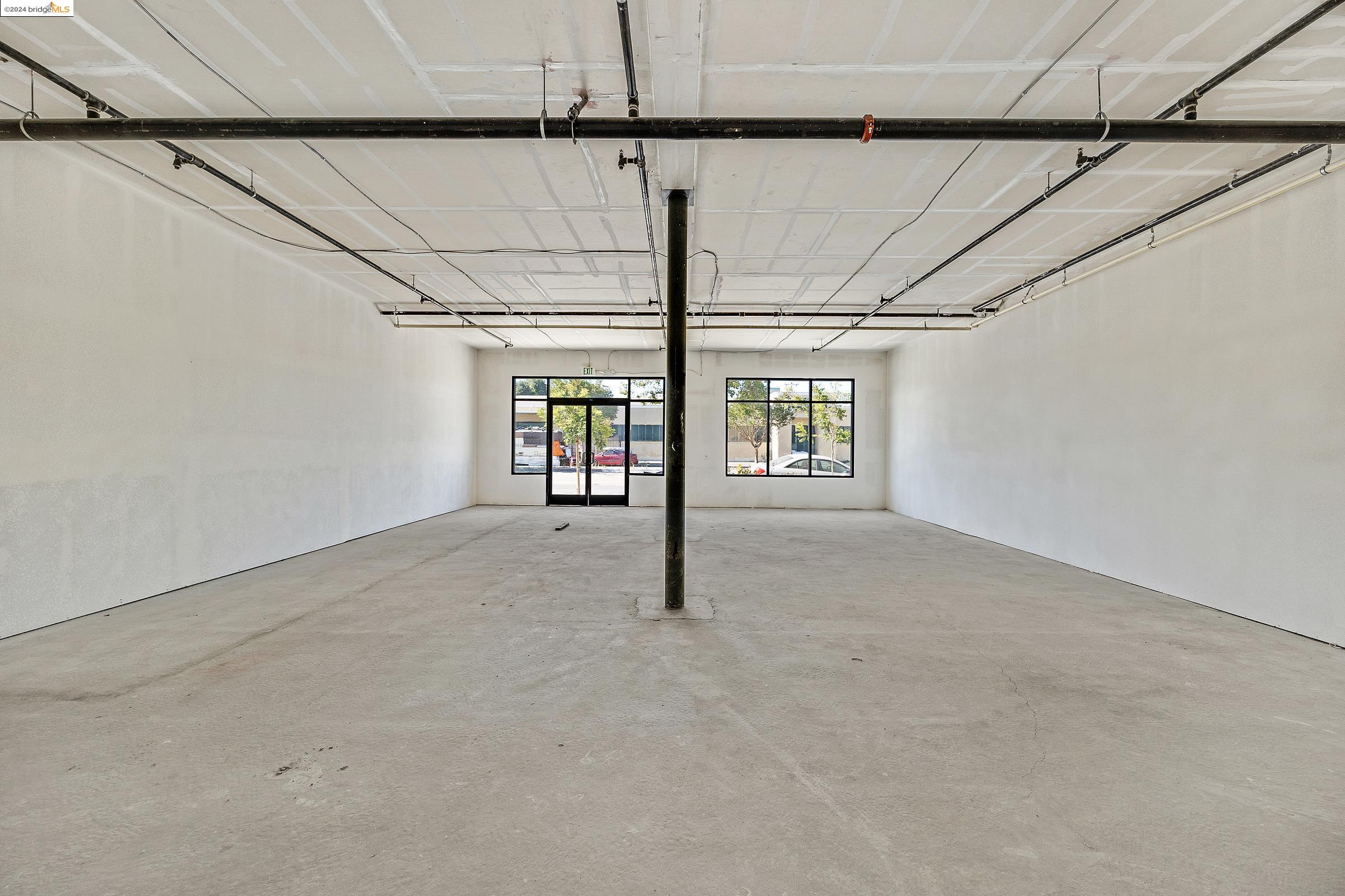 986 W Grand Ave