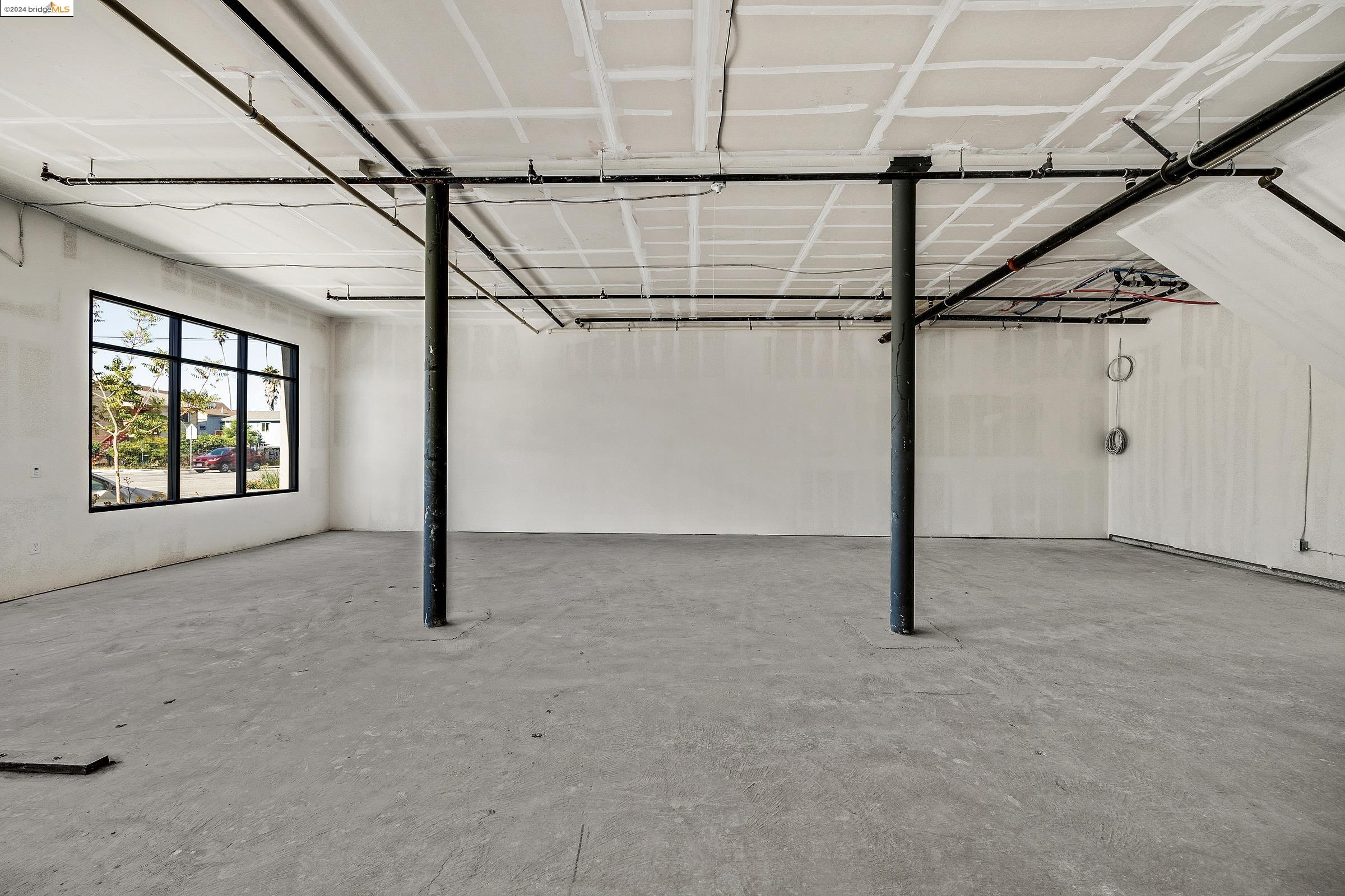 986 W Grand Ave